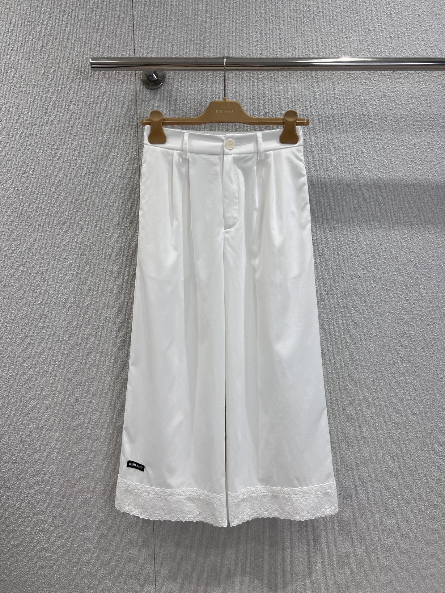 NO:437705,Support replacement Miumi* 25Ss spring and summer new style, lace embroidered lace spliced ​​lace casual cropped pants | Exclusive high-end production!  The upper body is so comfortable!  The clean and neat pants are easy to grasp, the lazy and casual style is loose and straight, and the style is loose and straight, which makes the flesh look slimming. The handsome feeling of walking is styled, you must have a place to have a place for daily matching with various tops!  In short, the sisters who are easy to wear and versatile are all closed their eyes and rush to me!  S/M/L real photos, miumiu, alexander wang19860909支持换款 Miumi* 25Ss春夏新款 蕾丝刺绣拼接花边休闲九分裤丨独家高版出品！上身简直太舒服啦！干净利落的裤型 上身轻松拿捏慵懒随性的休闲范儿宽松直筒的版型遮肉显瘦 走路都带风的帅气感必须拥有一席之地日常搭配各种上衣都很OK！总而言之就是好穿又百搭姐妹们都给我闭眼冲！现货发售 S/M/L实拍细节图,,miumiu,alexander wang,Women's clothing