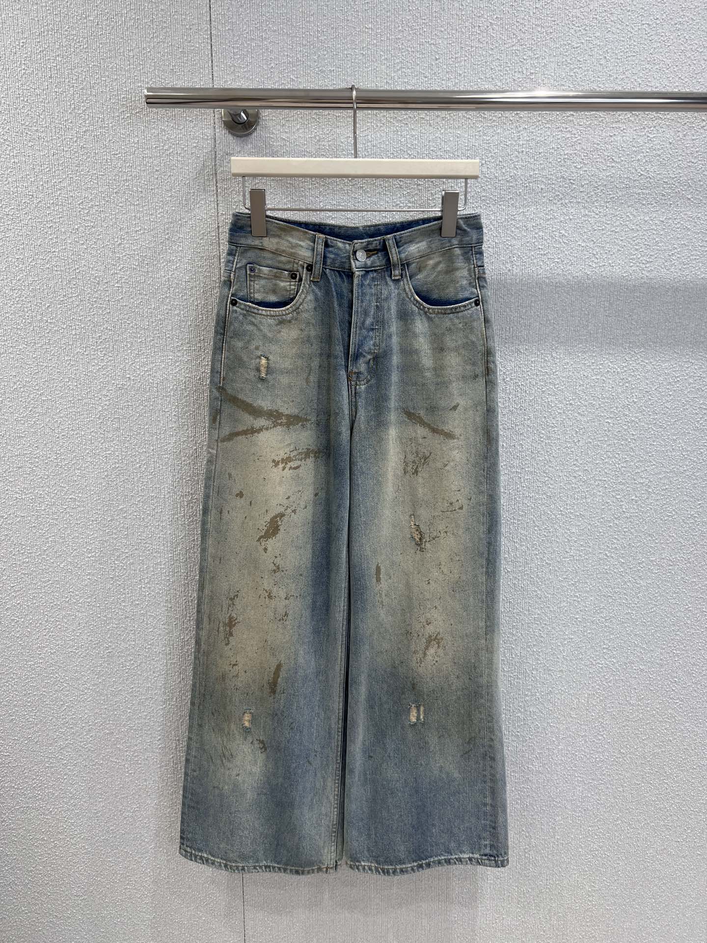 NO:450407,Support replacement Acne studi*s 25Ss spring and summer new style, old mud dyed leather pocket denim pants | Exclusive high-end production!  The pants I like recently are no less. The front is made with ink-splashed mud dyed. The back is two rivet leather pockets. It has a very design feel and the style is also very good. The matching is super fashionable and the workmanship is full. The workmanship quality depends on the details. S/M/L real-life details pictures are available in stock, acne studios, alexander wang19860909支持换款 Acne studi*s 25Ss春夏新款 做旧泥染皮口袋牛仔神裤丨独家高版出品！近期最爱的裤子 没有之一 前边做了泼墨泥染的设计 后面是两个铆钉皮质的口袋 超有设计感 版型也超好啦 搭配性超强 时髦度拉满 做工品质看细节.现货发售S/M/L实拍细节图,,acne studios,alexander wang,Women's clothing