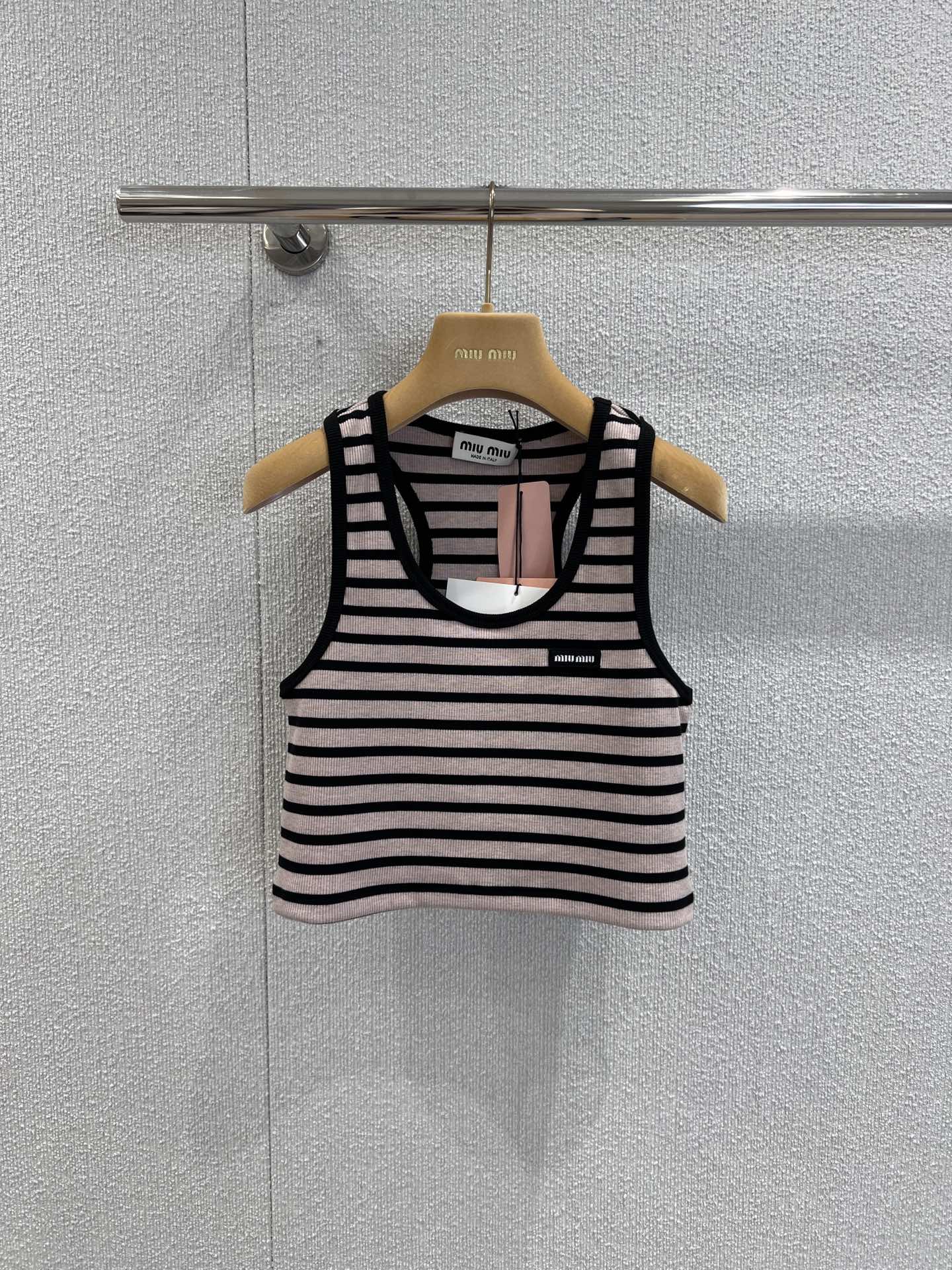 NO:463140,Support replacement Miumi* 25Ss spring and summer new model, micro-label striped aesthetic classic knitted vest丨Exclusive yb development!  High-end production!  Different from the market version!  The neat horizontal rhythm interprets low-key luxury. The black trim on the neckline and edges outline the exquisite outline, and the compact brand logo on the chest is low-key. Customized knitted cotton slim-fitting cut is neutral and versatile, effortless and high-end!  S/M/L real photos, miumiu, alexander wang19860909支持换款 Miumi* 25Ss春夏新款 微标条纹美学经典针织背心丨独家yb开发！高版出品！区别市面版本！以利落的横线韵律诠释低调奢华.领口与边缘的黑色镶边勾勒出精致轮廓,胸前小巧的品牌标识低调彰显.定制针织棉修身剪裁中性百搭、不费力的高级感！现货发售S/M/L实拍细节图,,miumiu,alexander wang,Women's clothing