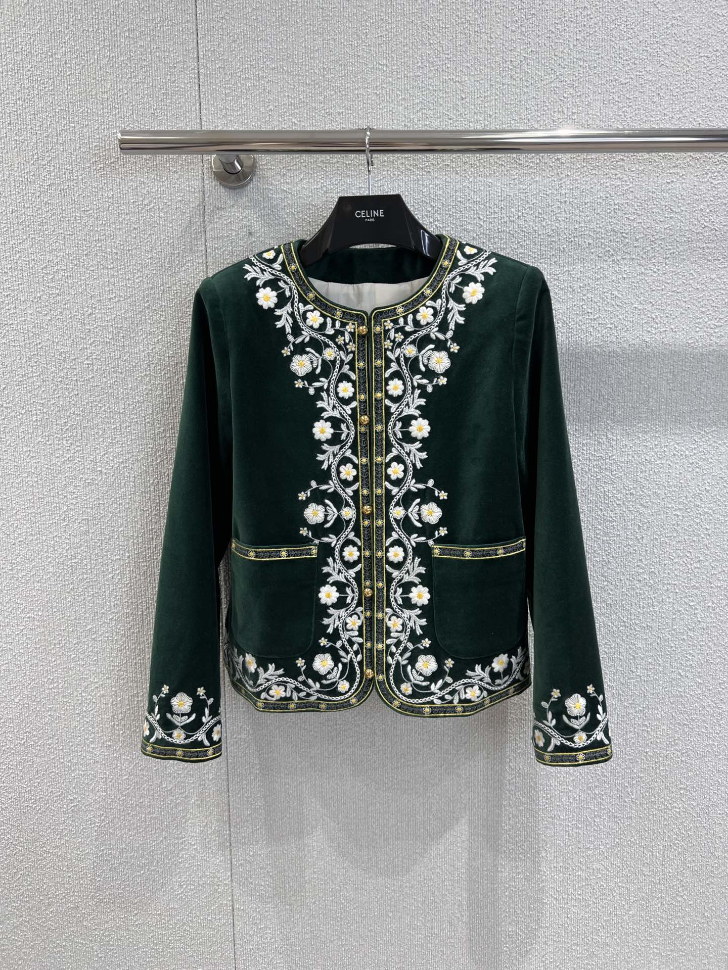 NO:437693,Support for replacement Celin* 25Fw early autumn new style velvet embroidered round-neck dress jacket | Exclusive high-end production!  Imported velvet material, textured, smooth and stylish, front shoulder round neck jacket style, whole body suede dark green base, padded tone, retro fashion tone, extend from the neckline to the hem of the front cloak, embroidered with gorgeous yellow and white vine flowers embroidered with richer details, printed letters round buckles, highlight the brand's high-end style, neatly tailored to modify the body, easy to pull the high-end elegant style, elegant and generous dressing, jacquard letter lining, daily commuting, S/M/L real-life details pictures, celine, jackets & coats, alexander wang19860909支持换款 Celin* 25Fw早秋新款 丝绒刺绣圆领洋装外套丨独家高版出品！进口丝绒材质 质感光泽 垂顺有型 正肩圆领外套版型 通体绒面墨绿色打底 垫定复古时尚基调 自领口延伸至前襟衣摆 点缀华丽的黄白色藤蔓花朵刺绣图案 袖口呼应细节更丰富 印刻字母圆扣 彰显品牌高级风格 剪裁利落修饰身形 轻松拉满高级优雅格调 穿搭优雅且大方 提花字母内衬 日常通勤都现货发售S/M/L实拍细节图,,celine,jackets & coats,alexander wang,Women's clothing
