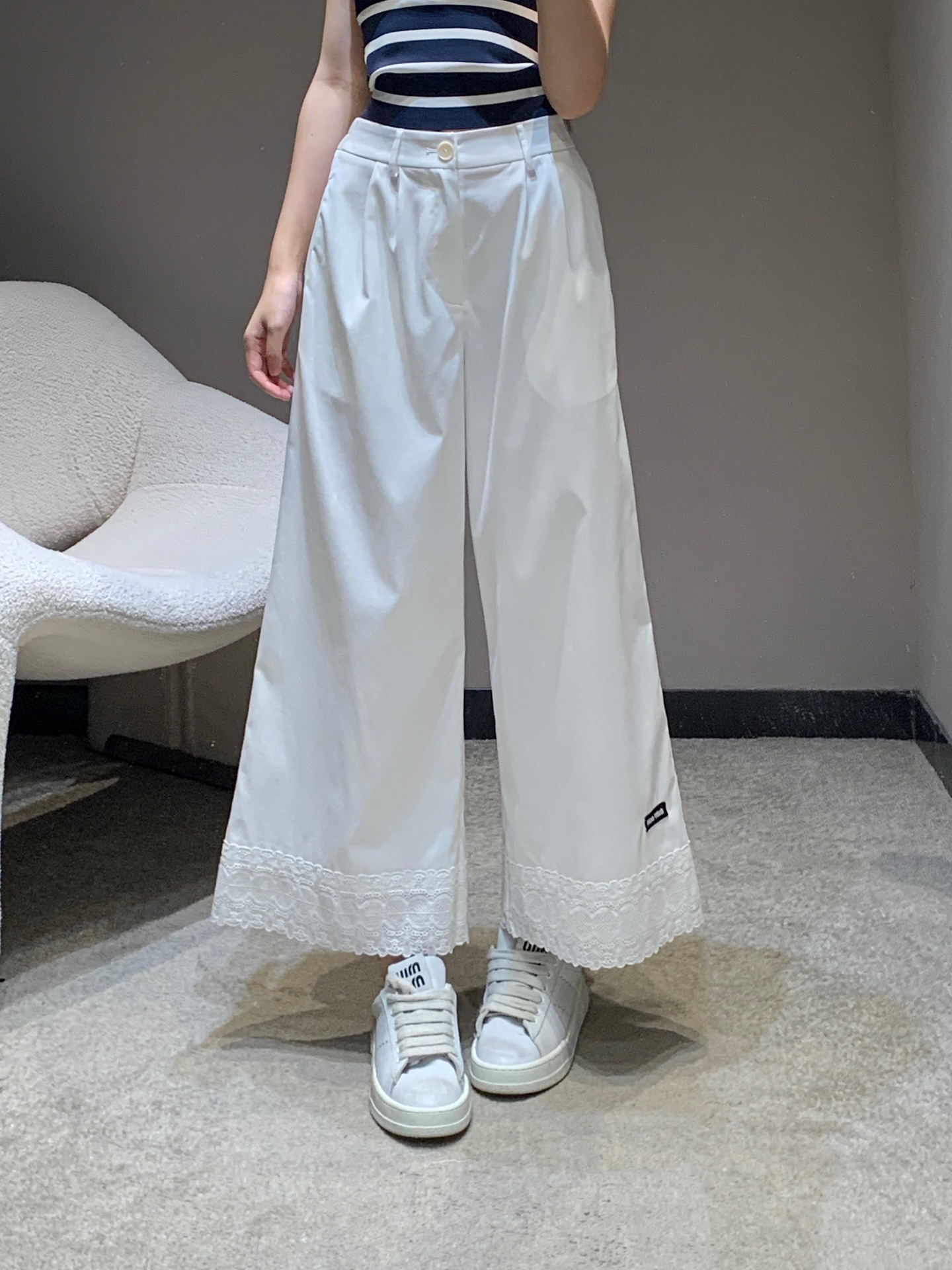NO:437711,Miumi* 25Ss spring and summer new style, lace embroidered lace spliced ​​casual cropped pants | Exclusive high-end production!  The upper body is so comfortable!  The clean and neat pants are easy to grasp, the lazy and casual style is loose and straight, and the style is loose and straight, which makes the flesh look slimming. The handsome feeling of walking is styled, you must have a place to have a place for daily matching with various tops!  In short, the sisters who are easy to wear and versatile are all closed their eyes and rush to me!  S/M/L, miumiu,alexander wang19860909Miumi* 25Ss春夏新款 蕾丝刺绣拼接花边休闲九分裤丨独家高版出品！上身简直太舒服啦！干净利落的裤型 上身轻松拿捏慵懒随性的休闲范儿宽松直筒的版型遮肉显瘦 走路都带风的帅气感必须拥有一席之地日常搭配各种上衣都很OK！总而言之就是好穿又百搭姐妹们都给我闭眼冲！现货发售 S/M/L,,miumiu,alexander wang,Women's clothing