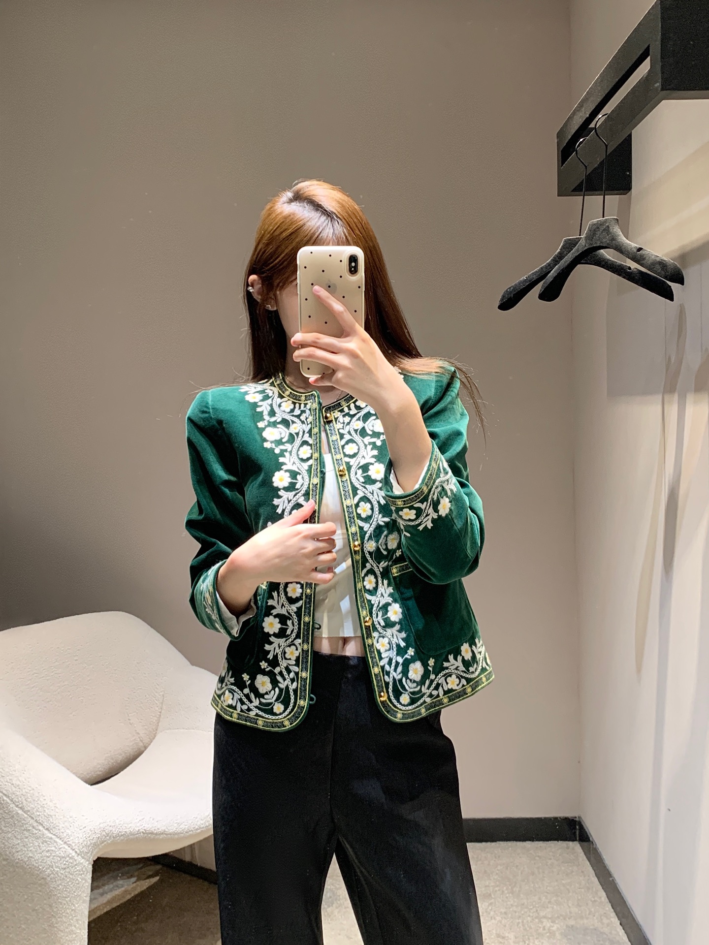 NO:437699,Celin* 25Fw early autumn new style velvet embroidered round-neck dress jacket | Exclusive high-end production!  Imported velvet material, textured, smooth and stylish, front shoulder round neck jacket style, whole body suede dark green base, padded tone, retro fashion tone, extend from the neckline to the hem of the front, embroidered with gorgeous yellow and white vine flowers embroidered with richer details, printed round buckles, highlight the brand's high-end style, neatly tailored to modify the body, easy to pull the high-end elegant style, elegant and generous, jacquard letter lining, daily commuting, S/M/L,,celine, jackets & coats,alexander wang19860909Celin* 25Fw早秋新款 丝绒刺绣圆领洋装外套丨独家高版出品！进口丝绒材质 质感光泽 垂顺有型 正肩圆领外套版型 通体绒面墨绿色打底 垫定复古时尚基调 自领口延伸至前襟衣摆 点缀华丽的黄白色藤蔓花朵刺绣图案 袖口呼应细节更丰富 印刻字母圆扣 彰显品牌高级风格 剪裁利落修饰身形 轻松拉满高级优雅格调 穿搭优雅且大方 提花字母内衬 日常通勤都现货发售S/M/L,,celine,jackets & coats,alexander wang,Women's clothing