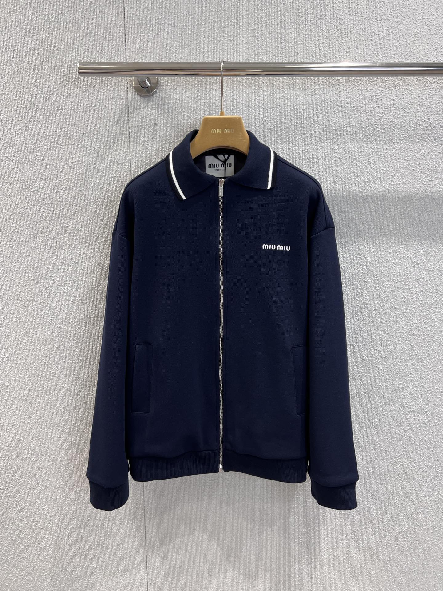 NO:437708,Support replacement Miumi* 25Ss spring and summer new style, letter embroidered stand-up collar zipper sweatshirt jacket | Exclusive yb development!  High-end production!  This contrasting jacket is really comfortable on the upper body. The tight hem can tighten the windproof, and it is very versatile when worn outdoors or commuting. The casual series, soft and comfortable feel and loose fit, can be matched with selected styles!  The same style for men and women!  S/M/L real photos, miumiu, hoodie, sweatshirts, jackets & coats, alexander wang19860909支持换款 Miumi* 25Ss春夏新款 字母刺绣立领拉链卫衣外套丨独家yb开发！高版出品！这件撞色的外套上身真的挺舒服的,下摆收紧可以缩紧防风,户外穿或者通勤都很百搭.休闲系列,柔软舒适的手感加上宽松版型,可搭配精选造型！男女同款！现货发售S/M/L实拍细节图,,miumiu,hoodie,sweatshirts,jackets & coats,alexander wang,Women's clothing