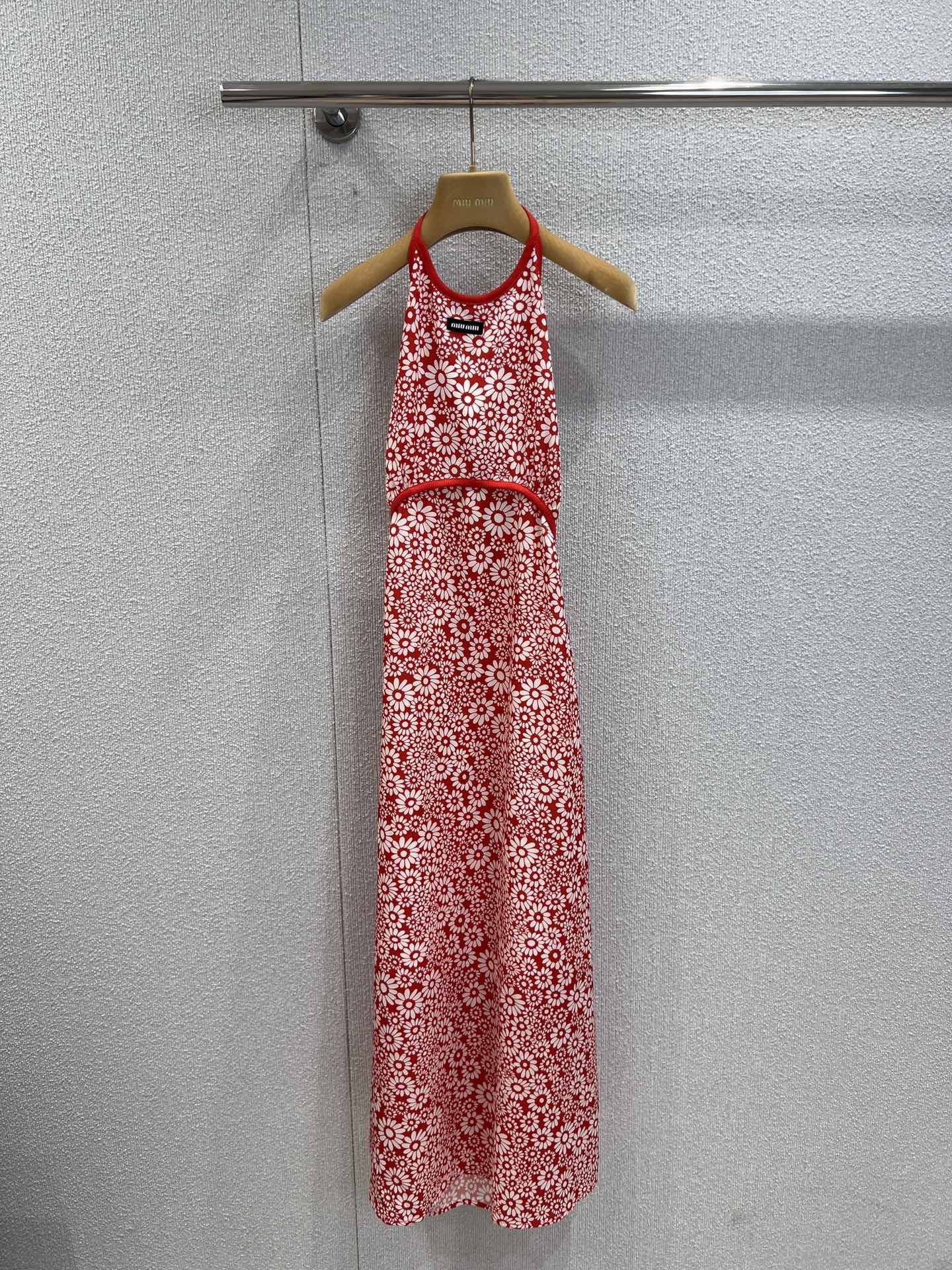 NO:437690,Support replacement Miumi* 25Ss spring and summer new red floral neck dress | Exclusive yb development!  High-end production!  Heavy silk texture is flowing and light, hidden buckle neck design, straight skirt is elegant and high-end and fashionable, desire and pure temperament and age-reducing items, the style is not picky for people, the upper body is super slim, perfect workmanship quality depends on the details, real-life details of S/M/L on sale, miumiu, skirts, alexander wang19860909支持换款 Miumi* 25Ss春夏新款 红色碎花挂脖连衣裙丨独家yb开发！高版出品！重磅丝质感飘逸轻盈 暗扣挂脖设计 直筒裙摆优雅高级又时髦 又欲又纯的气质减龄单品 版型不挑人上身超显瘦 完美做工品质看细节 现货发售S/M/L实拍细节图,,miumiu,skirts,alexander wang,Women's clothing