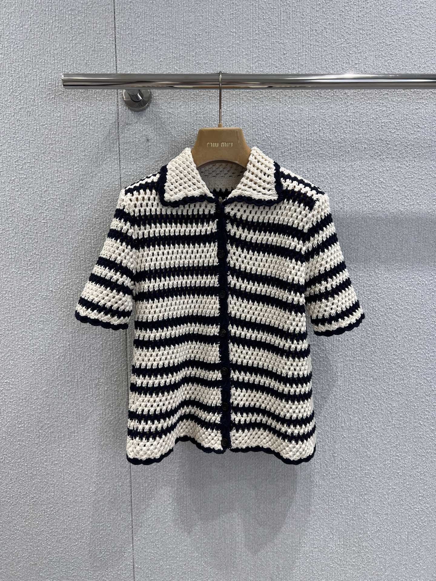 NO:445196,Support changing tops Miumi* 25Ss spring and summer new style contrasting striped hollow knitted short-sleeved cardigan + skirt suit | Exclusive yb development!  High-end production!  Customized dyed cotton yarn, soft and skin-friendly, excellent breathability, handmade wavy lace outline on the cuffs and hem, full of youth, more lively, matched with short skirts in the same series, embroidered letter logo, highlight the brand personality, highlight the high-end feeling of outfit, drawstring tassel adjusts elasticity, design echoes and coordinates, showing loose tone, light luxury and fashionable temperament, real details of S/M/L on sale,,miumiu, skirts, T-shirt, alexander wang19860909支持换款上衣 Miumi* 25Ss春夏新款 撞色条纹镂空针织短袖开衫+半身裙套装丨独家yb开发！高版出品！定制定染纯棉纱线 触感柔软亲肤 透气性极佳 袖口和下摆手工波浪花边勾勒 青春感满溢 更显风格活泼 搭配同系列短裙 刺绣字母徽标 彰显品牌个性 凸显穿搭高级感 抽绳流苏调节松紧 设计呼应协调 尽显松弛调性 轻奢时髦气质 现货发售S/M/L实拍细节图,,miumiu,skirts,T-shirt,alexander wang,Women's clothing