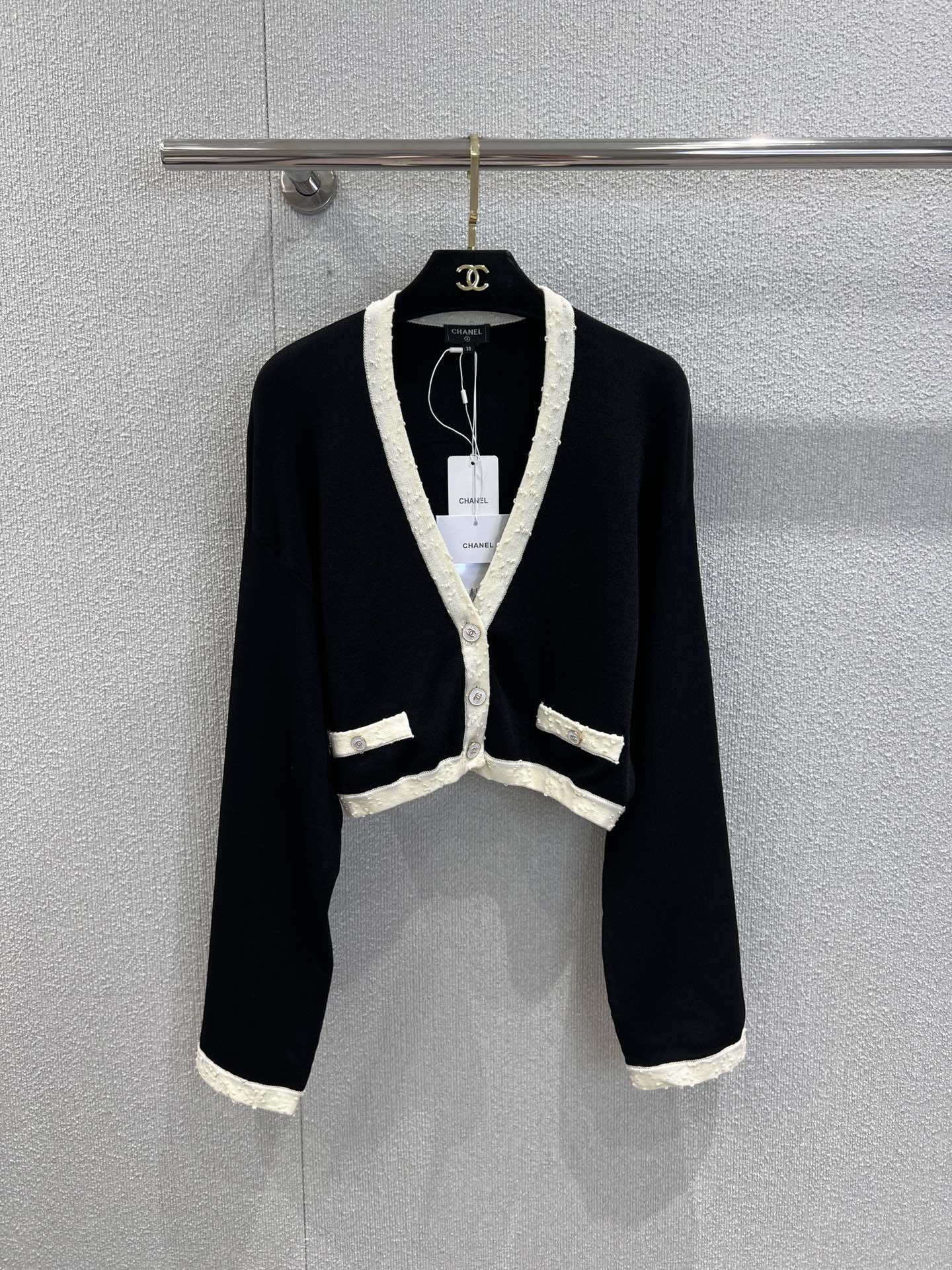 NO:437657,Supports the replacement of Chane* 25A Handicraft Series New Models, Black and White Contrast Knitted V-neck Cardigan | Exclusive yb development!  High-end production!  Fake pocket decoration original mold letter logo hardware button embellishment high-end fashionable and celebrity style fashionable and casual dressing, fashionable and slim upper body full of temperament, simple and fashionable and not picky. S/M/L real-life details pictures on sale, chanel, alexander wang19860909支持换款Chane* 25A手工坊系列新款 黑白撞色针织V领开衫丨独家yb开发！高版出品！假口袋装饰 原版开模字母logo五金纽扣点缀 高级时髦名媛风 穿搭时髦休闲 上身时髦显瘦 气质满满 简约时尚不挑人 现货发售S/M/L实拍细节图,,chanel,alexander wang,Women's clothing