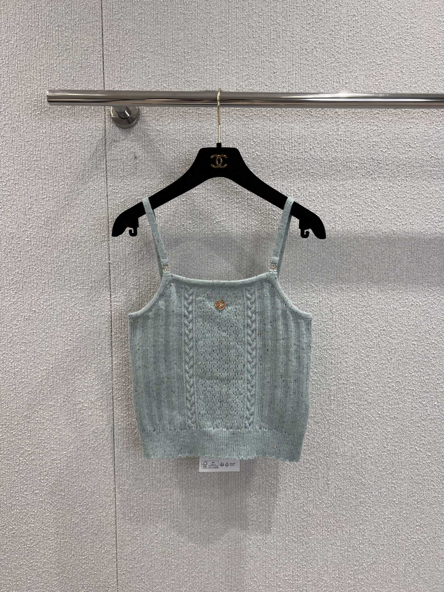 NO:437736,Support replacement Chane* 25A Handicraft Workshop Series New Knitted Sling Vest | Exclusive high-end production!  Knitted suspender vest cut, thin shoulder strap with rhinestone double C-belt buckle design, add fashionable tone, two colors available in the whole body, fresh and sweet, delicate thread matched with spacing, twisted patterns, brighten, matched with elastic fabric, fit the body, make it look slimmer, the chest is decorated with leaf leaf logo, display brand tone, versatile style does not pick the age, skin tone, more relaxed and vacation-like, upper body is suitable for age-reducing fashionable style, S/M/L real-life details pictures, chanel, alexander wang19860909支持换款 Chane* 25A手工坊系列新款 针织吊带背心丨独家高版出品！针织吊带背心剪裁 细肩带配水钻双C带扣设计 增添时尚调性 通体两色可选 清新甜美 细致螺纹搭配间隔麻花纹路装点提亮 搭配弹性十足的面料 贴合身型更显瘦 胸前饰以树叶叶片徽标装饰 展示品牌调性 百搭款式不挑年龄肤色 更显松弛有度假感 上身适配减龄时髦风格 现货发售S/M/L实拍细节图,,chanel,alexander wang,Women's clothing