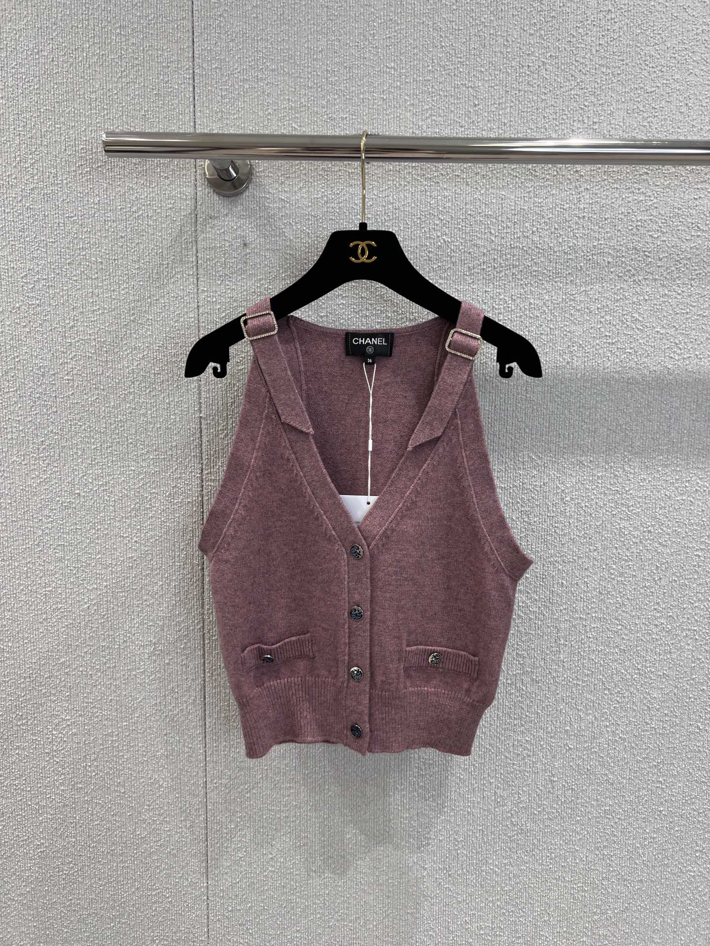 NO:437757,Supports replacement Chane* 25A Handicraft Series New Models Shoulder Strap Buckle Decorative Knitted Vest Cardigan | Exclusive High-end Production! Shoulder straps with hardware buckles embellishment / not adjustable. Gentle and white tone. Styles that look good when worn alone or layered shirts. Workmanship quality depends on details. S/M/L real photos for sale in stock, chanel, shirts, alexander wang19860909支持换款 Chane* 25A手工坊系列新款 肩帶扣装饰针织背心开衫丨独家高版出品！肩带搭配五金扣点缀装饰 /不可调节 温柔又显白的色调 单穿或叠穿衬衫都好看的款式 做工品质看细节.现货发售S/M/L实拍细节图,,chanel,shirts,alexander wang,Women's clothing