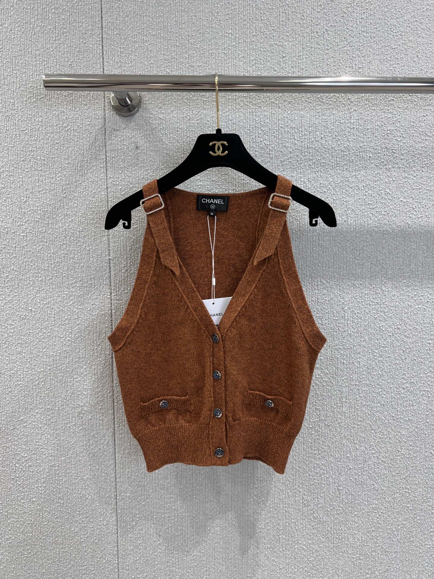 NO:437769,Supports replacement Chane* 25A Handicraft Series New Models Shoulder Strap Buckle Decorative Knitted Vest Cardigan | Exclusive High-end Production! Shoulder straps with hardware buckles embellishment / not adjustable. Gentle and white tone. Styles that look good when worn alone or layered shirts. The workmanship quality depends on the details. S/M/L real-life details pictures are available in stock. Chanel, Shirts, alexander wang19860909支持换款 Chane* 25A手工坊系列新款 肩帶扣装饰针织背心开衫丨独家高版出品！肩带搭配五金扣点缀装饰 /不可调节 温柔又显白的色调 单穿或叠穿衬衫都好看的款式 做工品质看细节.现货发售S/M/L实拍细节图,,chanel,shirts,alexander wang,Women's clothing