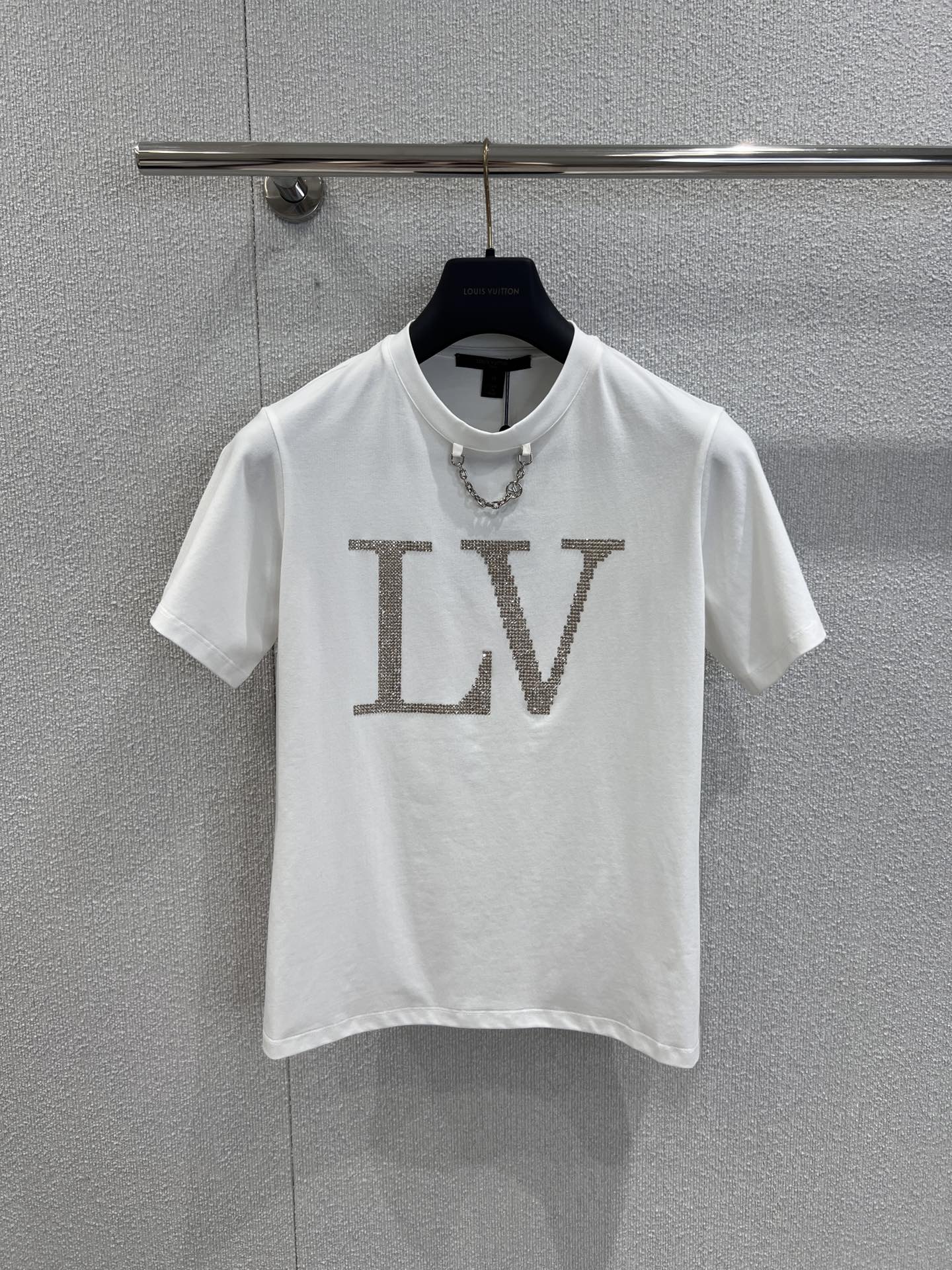 NO:437721,Support replacement Louis Vuitto* 25Ss spring and summer new style, classic chain hot gold letters round neck short-sleeved T-shirt | Exclusive yb development!  High-end production!  It comes with a high-gloss filter, and the shining diamond decoration outlines the brand logo, which is simple and expensive. The basic style is suitable for various outfits, and it is capable of wearing single and layered, so you can easily grasp the high-end and fashionable feeling, so that your daily outfits come with a 'focus halo'?  This T-shirt with its own noble style, close your eyes and don't step on the mine. S/M/L real-life details pictures are available in stock, louis vuitton, T-shirt, tees, t-shirt, alexander wang19860909支持换款 Louis Vuitto* 25Ss春夏新款 经典链条烫金字母圆领短袖T恤丨独家yb开发！高版出品！自带高光滤镜 闪耀钻饰勾勒品牌标识,简约又显贵.基础款型适配各种穿搭,单穿干练、叠穿有层次,轻松拿捏高级时髦感想让日常穿搭自带“焦点光环”？这件自带贵气的 T 恤,闭眼入不踩雷.现货发售S/M/L实拍细节图,,louis vuitton,T-shirt,tees，t-shirt,alexander wang,Women's clothing