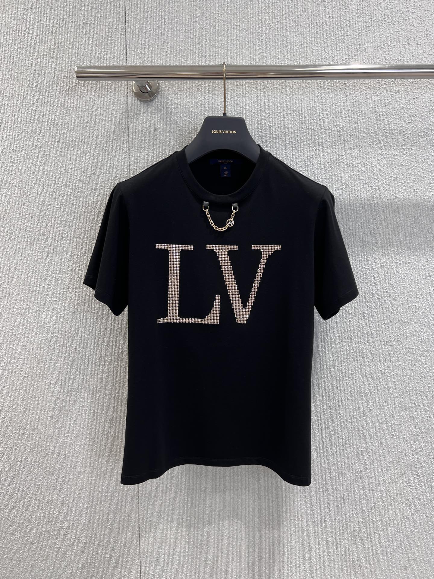 NO:437709,Support replacement Louis Vuitto* 25Ss spring and summer new style, classic chain hot gold letters round neck short-sleeved T-shirt | Exclusive yb development!  High-end production!  It comes with a high-gloss filter, and the shining diamond decoration outlines the brand logo, which is simple and expensive. The basic style is suitable for various outfits, and it is capable of wearing single and layered, so you can easily grasp the high-end and fashionable feeling, so that your daily outfits come with a 'focus halo'?  This T-shirt with its own noble style, close your eyes and don't step on the mine. S/M/L real-life details pictures are available in stock, louis vuitton, T-shirt, tees, t-shirt, alexander wang19860909支持换款 Louis Vuitto* 25Ss春夏新款 经典链条烫金字母圆领短袖T恤丨独家yb开发！高版出品！自带高光滤镜 闪耀钻饰勾勒品牌标识,简约又显贵.基础款型适配各种穿搭,单穿干练、叠穿有层次,轻松拿捏高级时髦感想让日常穿搭自带“焦点光环”？这件自带贵气的 T 恤,闭眼入不踩雷.现货发售S/M/L实拍细节图,,louis vuitton,T-shirt,tees，t-shirt,alexander wang,Women's clothing