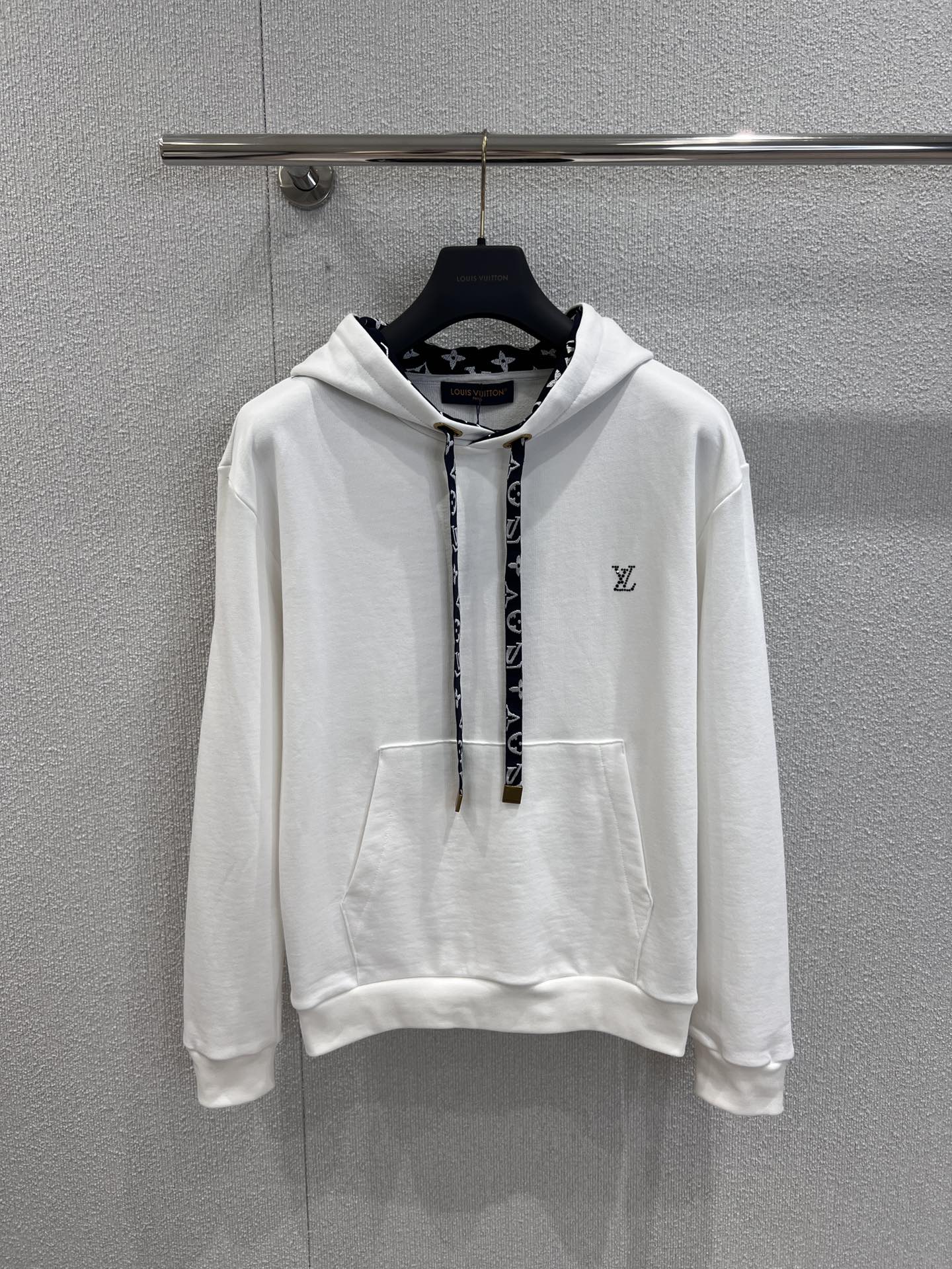 NO:437660,Support replacement LouisVuitt* 25Fw early autumn new style, chest hot diamond floral rope printed hooded sweatshirt丨Exclusive yb development!  High-end production!  The oval corns and square hanging particles at the drawstring, including the drawstring and the print in the hat, are all positioned to the flower!  There will be no mistakes in the details!  The authentic hat print logo does not go in one direction, centered on the middle stitching. The left 1v letter is facing up, the right side is facing down, the center shape is symmetrical... There is also a detail, the outer circle of the print is 1v letters, and the direction is facing right!  You will understand by comparing it!  !  S/M/L real photos, louis vuitton, hoodie, sweatshirts,hats,alexander wang19860909支持换款 LouisVuitt* 25Fw早秋新款 胸口烫钻花绳印花连帽卫衣丨独家yb开发！高版出品！抽绳处的椭圆形鸡眼和方形吊粒,包括抽绳和帽里印花都是定位对花的！细节上不会有半点差错！正品的帽里印花logo不是一个方向走的以中缝线为中心 左侧1v字母朝上 右侧朝下中心花型再对称…还有一个细节最外一圈的印花是1v字母 并且方向都是朝右的！到手去对比就会懂！！现货发售S/M/Ｌ实拍细节图,,louis vuitton,hoodie,sweatshirts,hats,alexander wang,Women's clothing