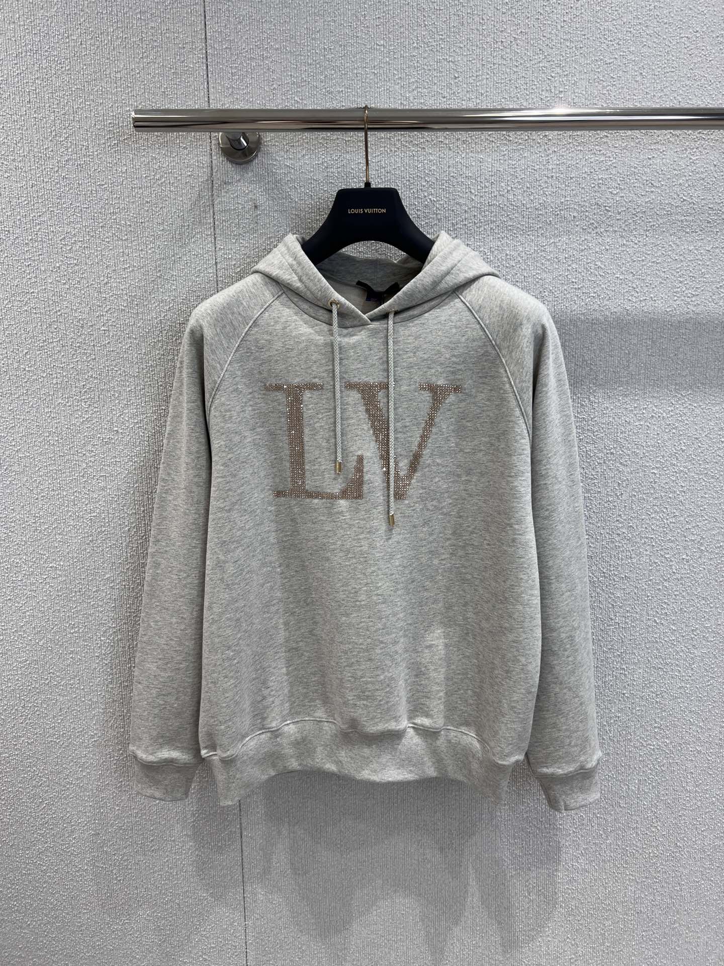 NO:437703,Support replacement Louis Vuitto* 25Fw early autumn new style, letters gold-plated hooded sweatshirt | Exclusive yb development!  High-end production!  Hooded long-sleeved pullover sweatshirt cut, fashionable and casual, chest with gold-plated letter logo, brand style instantly improves, regular style, add vitality and relaxation effect, increase styling, simple and advanced matching, daily casual outfit guide, relaxed and fashionable, S/M/L real-life details pictures on sale, louis vuitton, hoodie, sweatshirts, hats, alexander wang19860909支持换款 Louis Vuitto* 25Fw早秋新款 字母烫金连帽卫衣丨独家yb开发！高版出品！ 连帽长袖套头卫衣裁剪 时髦休闲 胸前饰以烫金字母徽标 品牌格调瞬间提升 常规版型包容身形 增添活力松弛效果 增加造型感 搭配简约高级 日常休闲穿搭指南 松弛时髦 现货发售S/M/L实拍细节图,,louis vuitton,hoodie,sweatshirts,hats,alexander wang,Women's clothing