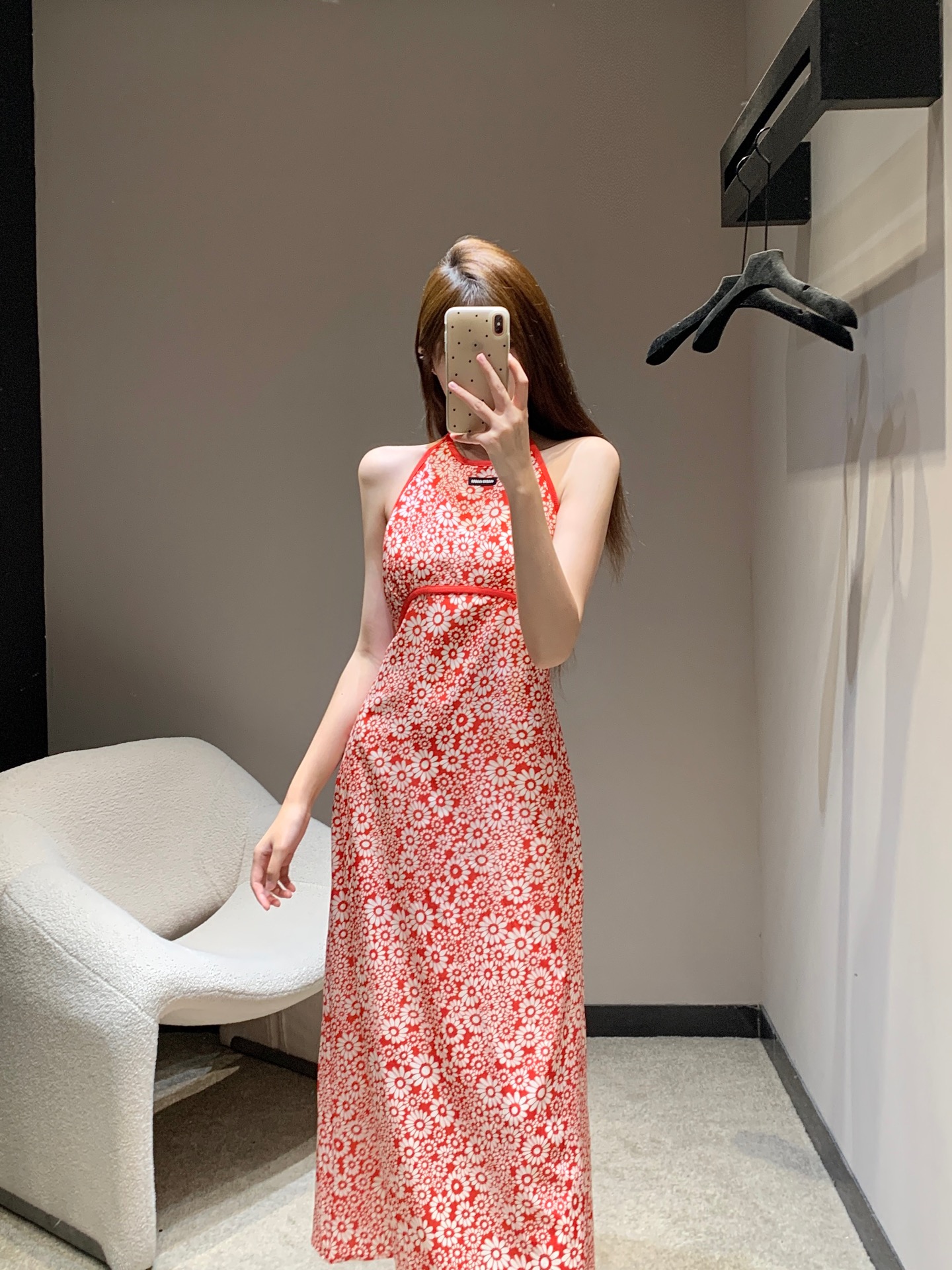 NO:437697,Miumi* 25Ss spring and summer new style red floral neck halter dress | Exclusive yb development!  High-end production!  Heavy silk texture is flowing and light, concealed halter design, straight skirt is elegant and high-end and fashionable, desire and pure temperament, age-reducing items, the style is not picky, the upper body is super slim, perfect workmanship quality depends on the details, S/M/L, miumiu, skirts, alexander wang19860909Miumi* 25Ss春夏新款 红色碎花挂脖连衣裙丨独家yb开发！高版出品！重磅丝质感飘逸轻盈 暗扣挂脖设计 直筒裙摆优雅高级又时髦 又欲又纯的气质减龄单品 版型不挑人上身超显瘦 完美做工品质看细节 现货发售S/M/L,,miumiu,skirts,alexander wang,Women's clothing