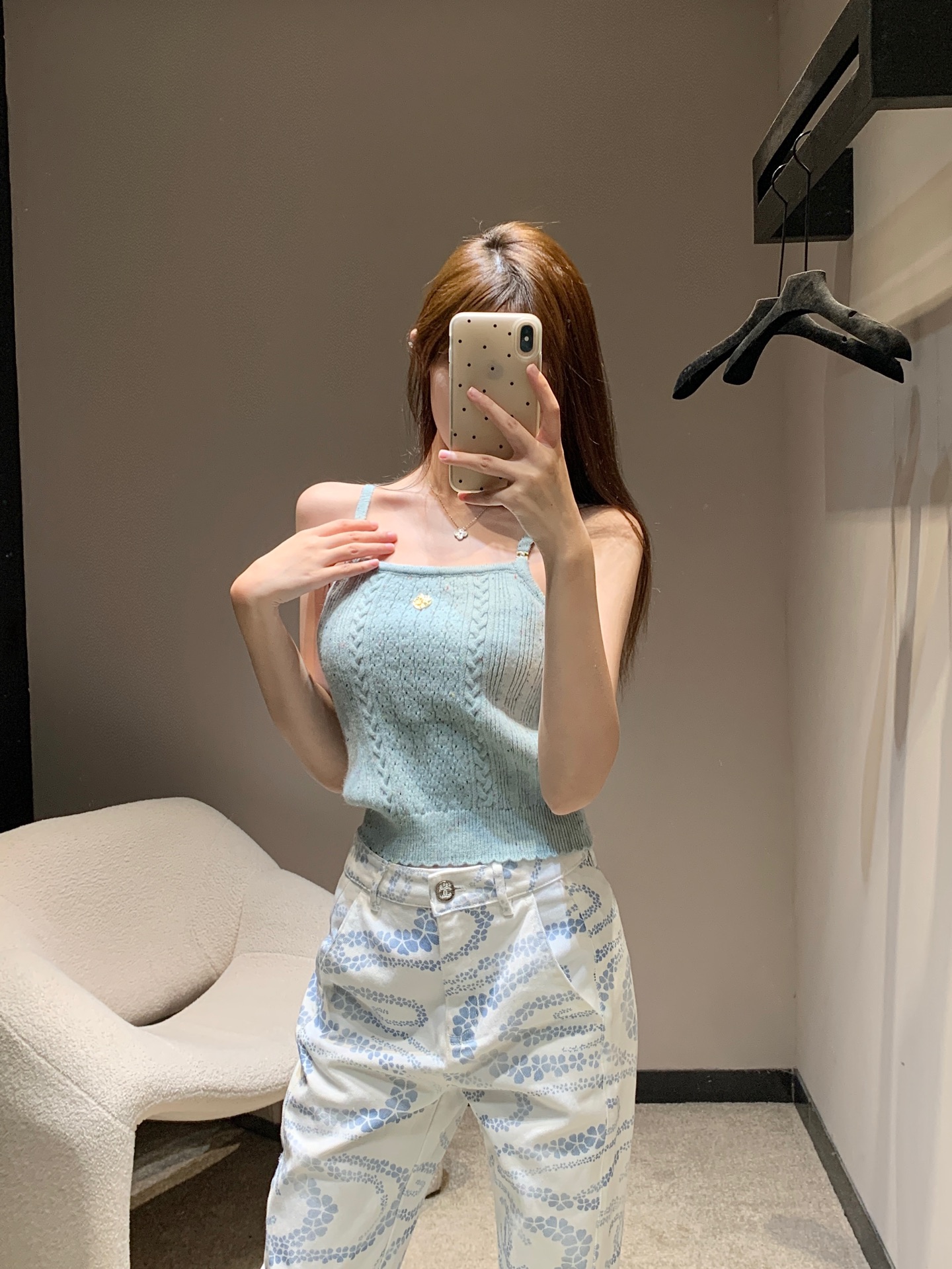 NO:437739,Chane* 25A Handicraft Series New Knitted Sling Vest丨Exclusive High-edition Production!  Knitted suspender vest cut, thin shoulder strap with rhinestone double C-belt buckle design, add fashionable tone, two colors available in the whole body, fresh and sweet, delicate thread matched with spacing, twisted patterns, brighten, matched with elastic fabric, fit the body and make it look slimmer, the chest is decorated with leaf leaf logo, display brand tone, versatile style does not pick the age, skin tone, more relaxed and vacation-like, upper body is suitable for age-reducing fashionable style, S/M/L, chanel, alexander wang19860909Chane* 25A手工坊系列新款 针织吊带背心丨独家高版出品！针织吊带背心剪裁 细肩带配水钻双C带扣设计 增添时尚调性 通体两色可选 清新甜美 细致螺纹搭配间隔麻花纹路装点提亮 搭配弹性十足的面料 贴合身型更显瘦 胸前饰以树叶叶片徽标装饰 展示品牌调性 百搭款式不挑年龄肤色 更显松弛有度假感 上身适配减龄时髦风格 现货发售S/M/L,,chanel,alexander wang,Women's clothing