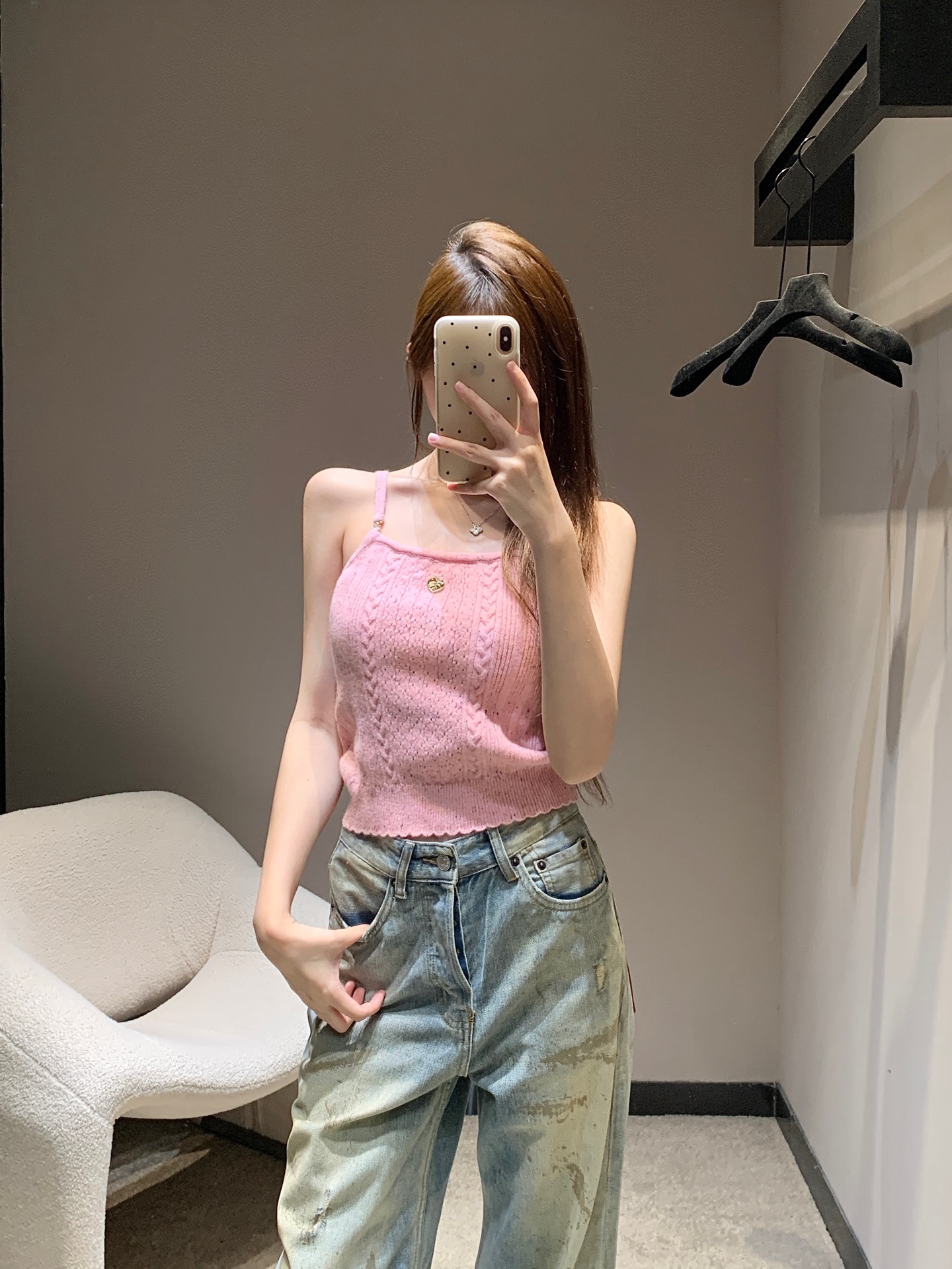 NO:437751,Chane* 25A Handicraft Series New Knitted Sling Vest丨Exclusive High-edition Production!  Knitted suspender vest cut, thin shoulder strap with rhinestone double C-belt buckle design, add fashionable tone, two colors available in the whole body, fresh and sweet, delicate thread matched with spacing, twisted patterns, brighten, matched with elastic fabric, fit the body and make it look slimmer, the chest is decorated with leaf leaf logo, display brand tone, versatile style does not pick the age, skin tone, more relaxed and vacation-like, upper body is suitable for age-reducing fashionable style, S/M/L, chanel, alexander wang19860909Chane* 25A手工坊系列新款 针织吊带背心丨独家高版出品！针织吊带背心剪裁 细肩带配水钻双C带扣设计 增添时尚调性 通体两色可选 清新甜美 细致螺纹搭配间隔麻花纹路装点提亮 搭配弹性十足的面料 贴合身型更显瘦 胸前饰以树叶叶片徽标装饰 展示品牌调性 百搭款式不挑年龄肤色 更显松弛有度假感 上身适配减龄时髦风格 现货发售S/M/L,,chanel,alexander wang,Women's clothing