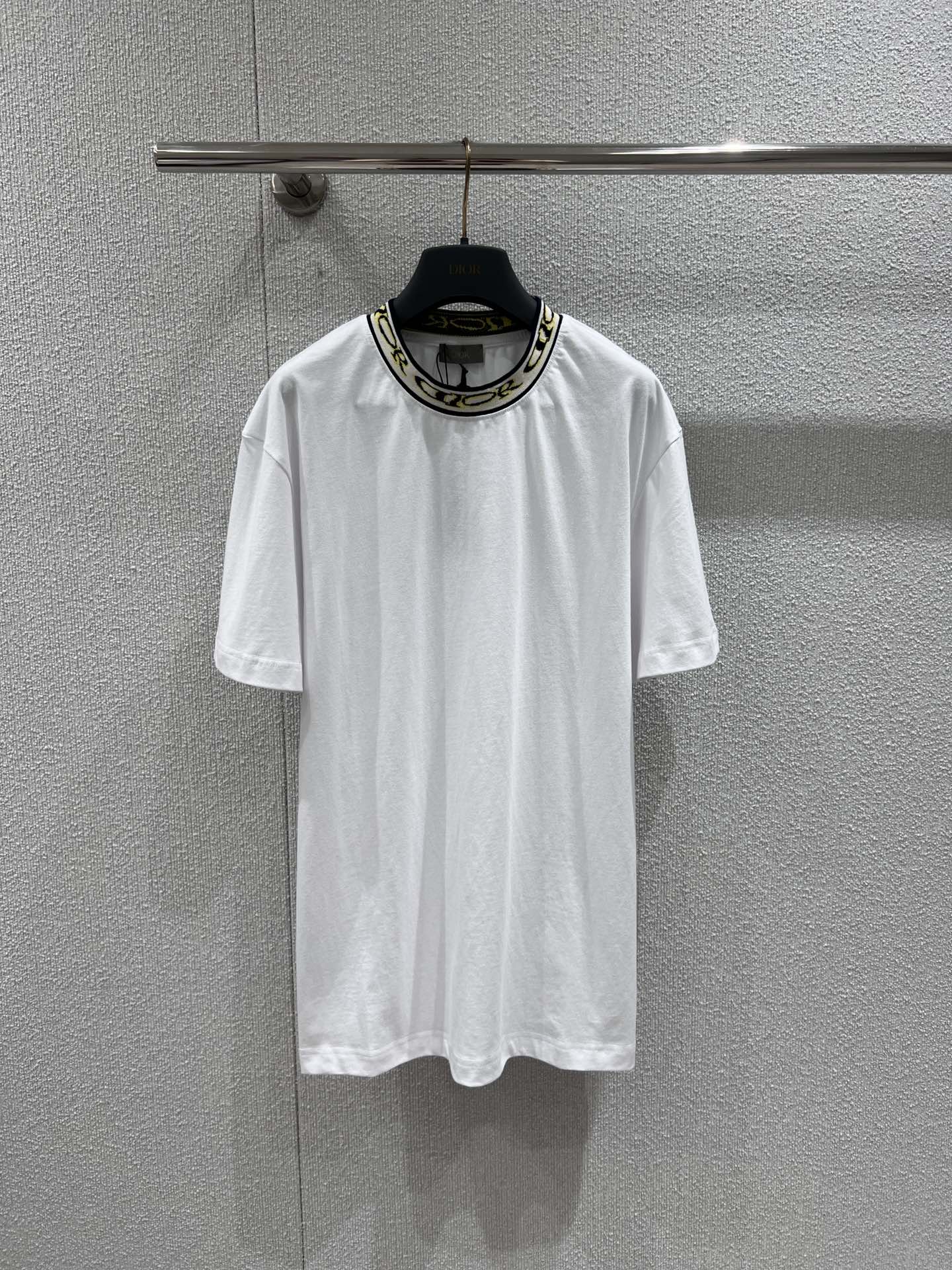 NO:446172,Support replacement Dio* 25Ss spring and summer new style, ring-neck letter embroidered round neck short-sleeved T-shirt | Exclusive yb development!  High-end production!  Oversized loose silhouette T-shirt cut to highlight the brand style. Made of gram-weight pure cotton, slightly elastic, and slim visual effect. Embroidered contrasting webbing around the neck. Interspersed letter logos echo the back neck pattern. The brand's own fashion sense is instantly created. Create a relaxed and fashionable style at will. The inner wear is brilliant and fashionable. S/M/L real-life details pictures are available in stock. Dior, versace, T-shirt, tees, t-shirt, alexander wang19860909支持换款 Dio* 25Ss春夏新款 环脖字母刺绣圆领短袖T恤丨独家yb开发！高版出品！Oversized廓形宽松T恤裁剪 凸显品牌格调 采用克重纯棉制成 略带有弹力 呈现显瘦视觉效果 脖颈处环绕刺绣撞色织带 穿插字母徽标 与后领口图案呼应 品牌自带的时尚感立现 随心打造松弛时髦 单穿内搭都出彩时髦 现货发售S/M/L实拍细节图,,dior,versace,T-shirt,tees，t-shirt,alexander wang,Women's clothing