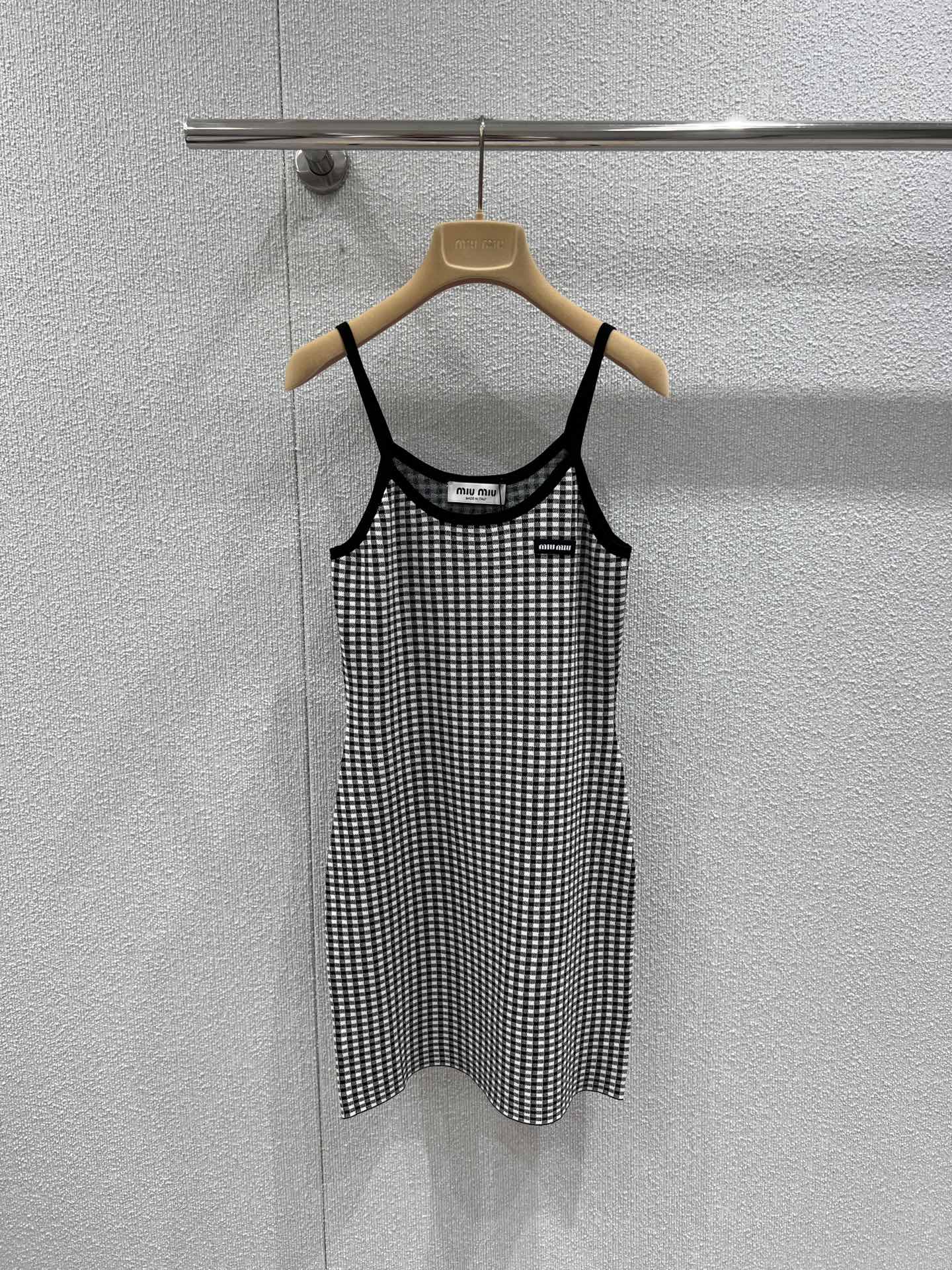 NO:437775,Support replacement Miumi* 25Ss spring and summer new model, micro-label plaid knitted suspender dress | Exclusive yb development!  High-end production!  Different from the market version!  Imported yarn weaving, comfortable and elastic, breathable, thin shoulder suspender skirt cut, improve skin exposure, outline shoulder neck lines, make it look slimmer, keeping the edges consistent with shoulder straps, improve the details, the black and white plaids on the body form intertwined collision, and the letter logo embellishes, can better show the exquisite temperament, highlight the high-end feeling of outfit, elastic and elastic, more refined, slim outfit, show the relaxed tone, light luxury and fashionable temperament, single wear can be worn, workmanship quality depends on the details. S/M/L real-time details pictures are available in stock,,miumiu, skirts,alexander wang19860909支持换款 Miumi* 25Ss春夏新款 微标格纹针织吊带连衣裙丨独家yb开发！高版出品！区别市面版本！进口纱线织造 舒适弹力 透气十足 细肩吊带裙剪裁 提升露肤度 勾勒肩颈线条更显瘦 与肩带保持一致的包边 提升细节质感 大身黑白格纹形成交织碰撞 配合字母徽标点缀 更能彰显精致气质 凸显穿搭高级感 弹性松紧更显精致 穿搭显瘦 尽显松弛调性 轻奢时髦气质 单穿叠穿均可 做工品质看细节.现货发售S/M/L实拍细节图,,miumiu,skirts,alexander wang,Women's clothing