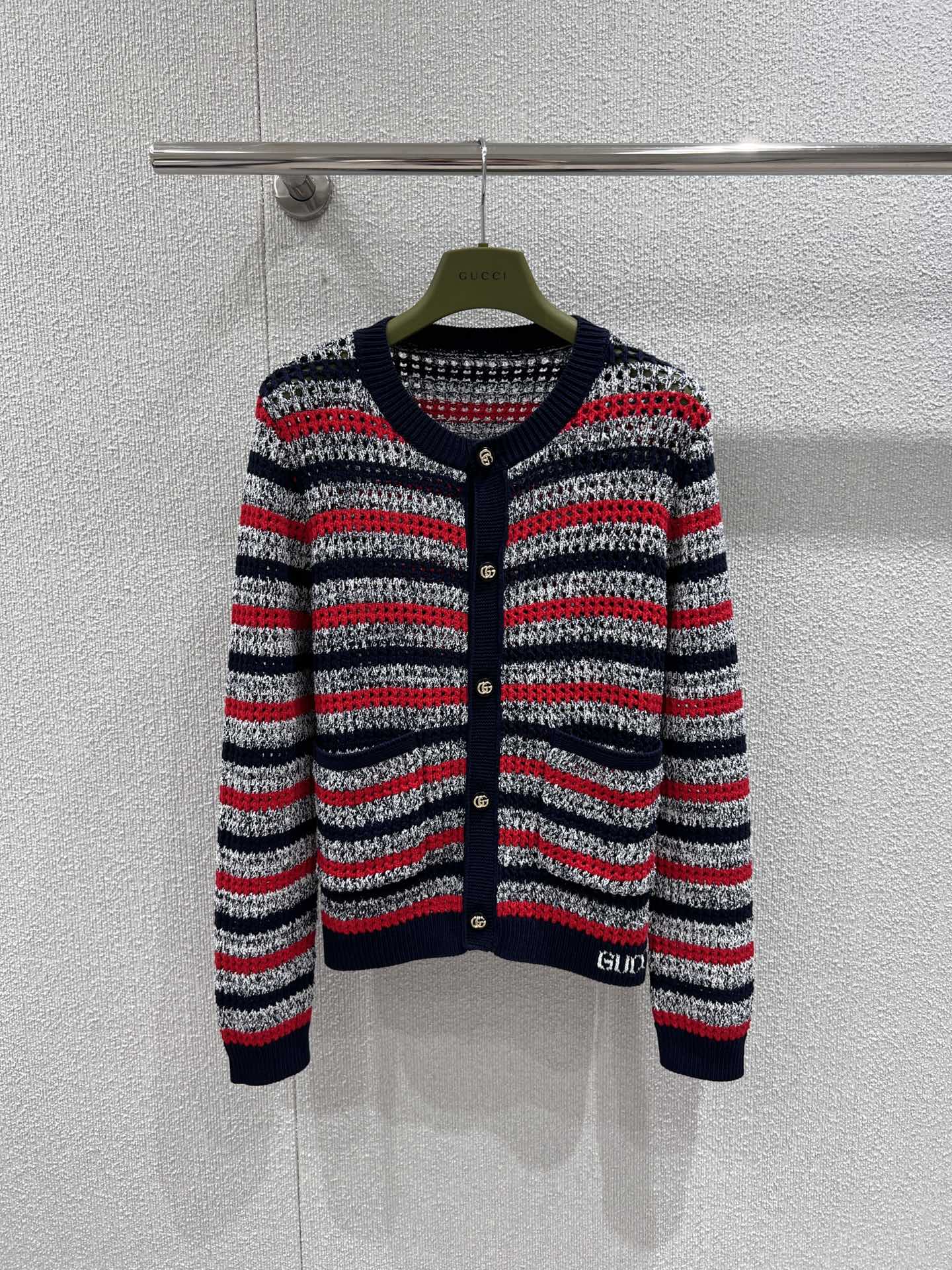 NO:446163,Support replacement Gucc* 25Fw early autumn new style striped hollow long-sleeved knitted cardigan | Exclusive yb development!  High-end production!  The whole body contrasting striped hem embroidered letter logo is exquisite and regular version, making the upper body look slim!  Customized jacquard craftsmanship, low-key and luxurious!  A must-have item for fashionable things unlocks all outfits!  Classic items are fashionable and high-end, and the style is versatile and not picky!  S/M/L real photos, gucci, alexander wang19860909支持换款 Gucc* 25Fw早秋新款 条纹镂空长袖针织开衫丨独家yb开发！高版出品！通体撞色条纹下摆刺绣字母logo 精致常规版型上身巨显瘦！定制提花工艺 低调奢华！时髦精必备单品解锁所有穿搭！经典单品时髦又高级 版型百搭不挑人！现货发售S/M/L实拍细节图,,gucci,alexander wang,Women's clothing