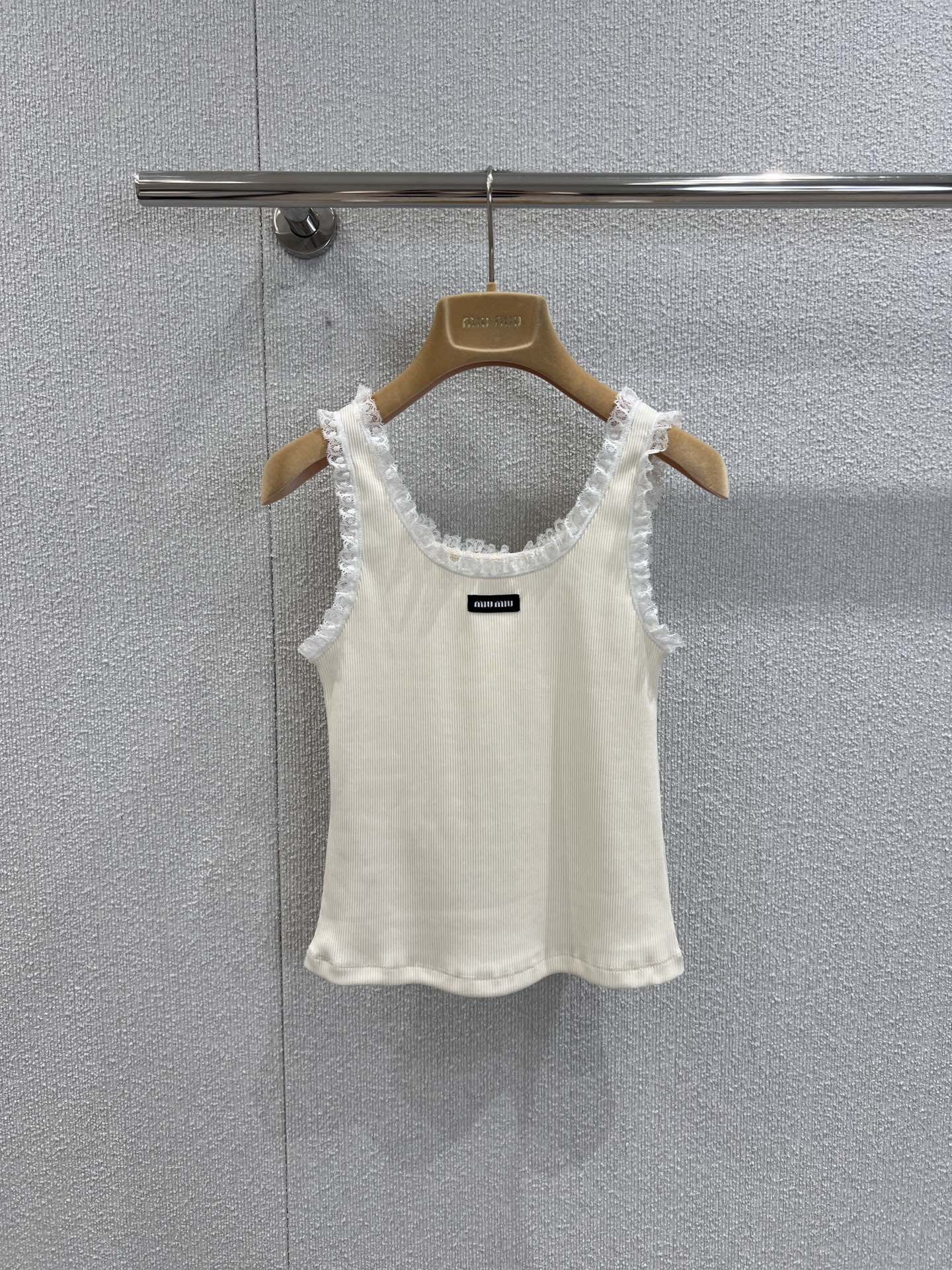 NO:437791,Support replacement Miumi* 25Ss spring and summer new model, micro-label fungus lace vest丨Exclusive yb development!  High-end production!  Different from the market version!  Age-reducing and fashionable!  The lace craftsmanship and letter label logo are low-key and luxurious, and the small and short style is versatile and not picky about people’s upper body. It’s not bad to be beautiful!  The imported high-density pure cotton fabric has a great texture, and the workmanship quality depends on the details!  S/M/L real photos, miumiu, alexander wang19860909支持换款 Miumi* 25Ss春夏新款 微标木耳花边小背心丨独家yb开发！高版出品！区别市面版本！减龄又时髦！对版蕾丝小花边工艺 字母标签logo低调奢华,小短款版型百搭不挑人上身美的不要不要的！进口高密纯棉面料质感超赞,做工品质看细节！现货发售S/M/L实拍细节图,,miumiu,alexander wang,Women's clothing