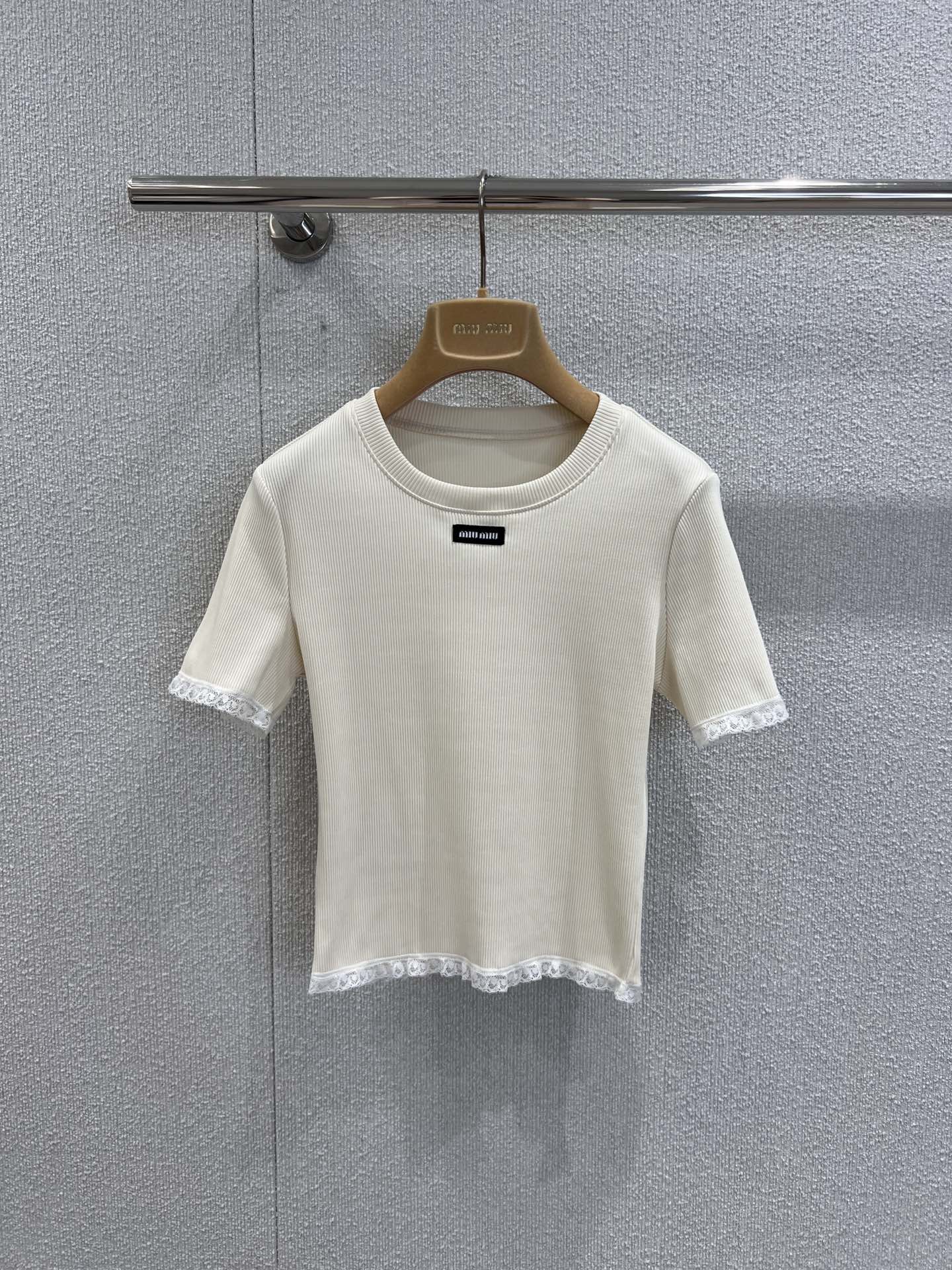 NO:437808,Support replacement Miumi* 25Ss spring and summer new model, micro-label fungus lace short-sleeved T-shirt | Exclusive yb development!  High-end production!  Different from the market version!  Age-reducing and fashionable!  The lace craftsmanship and letter label logo are low-key and luxurious, and the small and short style is versatile and not picky about people’s upper body. It’s not bad to be beautiful!  The imported high-density pure cotton fabric has a great texture, and the workmanship quality depends on the details!  S/M/L real photos, detailed pictures, miumiu, T-shirt,tees, t-shirt,alexander wang19860909支持换款 Miumi* 25Ss春夏新款 微标木耳花边短袖T恤丨独家yb开发！高版出品！区别市面版本！减龄又时髦！对版蕾丝小花边工艺 字母标签logo低调奢华,小短款版型百搭不挑人上身美的不要不要的！进口高密纯棉面料质感超赞,做工品质看细节！现货发售S/M/L实拍细节图,,miumiu,T-shirt,tees，t-shirt,alexander wang,Women's clothing