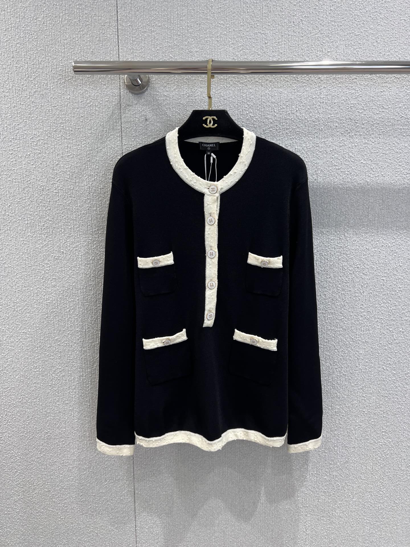 NO:437849,Support replacement Chane* 25A Handicraft Series New Contrast Fake Pocket Pullover Knitted Sweater | Exclusive YB development!  High-end production!  The whole body is fine and dense crochet texture. The large body is pure black and white threaded edges are durable and versatile and granular. It easily highlights the full-score details and texture. Double C buckles embellish the upper edge of the pocket with exquisite style and style, making the outfit elegant and literary style. S/M/L real-life details pictures are available in stock, chanel, alexander wang19860909支持换款 Chane* 25A手工坊系列新款 撞色假口袋套头针织衫丨独家yb开发！高版出品！通体细密钩针肌理纹 大身纯黑配合白色螺纹包边耐看百搭颗粒状装点 轻松突出满分细节质感双C扣点缀口袋上缘精致有格调让穿搭可优雅可文艺风格.现货发售S/M/L实拍细节图,,chanel,alexander wang,Women's clothing