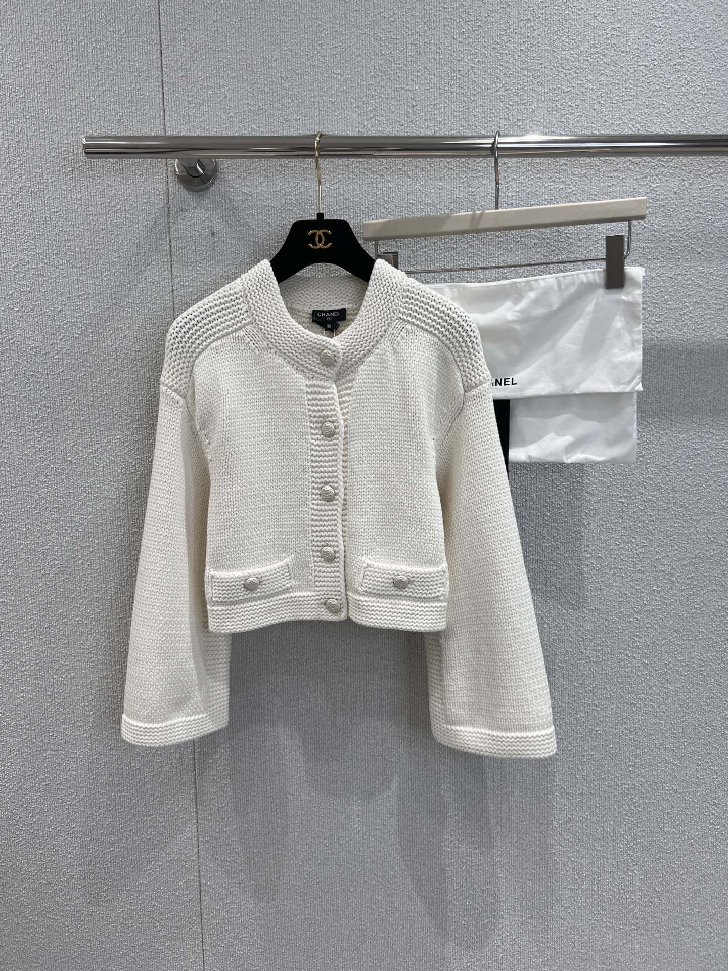 NO:437832,Support replacement Chane* 25A Handicraft Series New Short Silhouette Knitted Cardigan | Exclusive YB development!  High-end production!  The weaving of rough lines presents a texture visible to the naked eye and adds a soft atmosphere. The exquisite and wide version of the small short jacket shows the light luxury and fashionable temperament. S/M/L real-life details pictures are available in stock, chanel, jackets & coats, alexander wang19860909支持换款 Chane* 25A手工坊系列新款 短款廓形针织开衫丨独家yb开发！高版出品！粗纹路的织法 呈现出肉眼可见的质感 又增加了柔美的氛围 精致阔版小短款外套 上身尽显轻奢时髦气质 现货发售S/M/L实拍细节图,,chanel,jackets & coats,alexander wang,Women's clothing