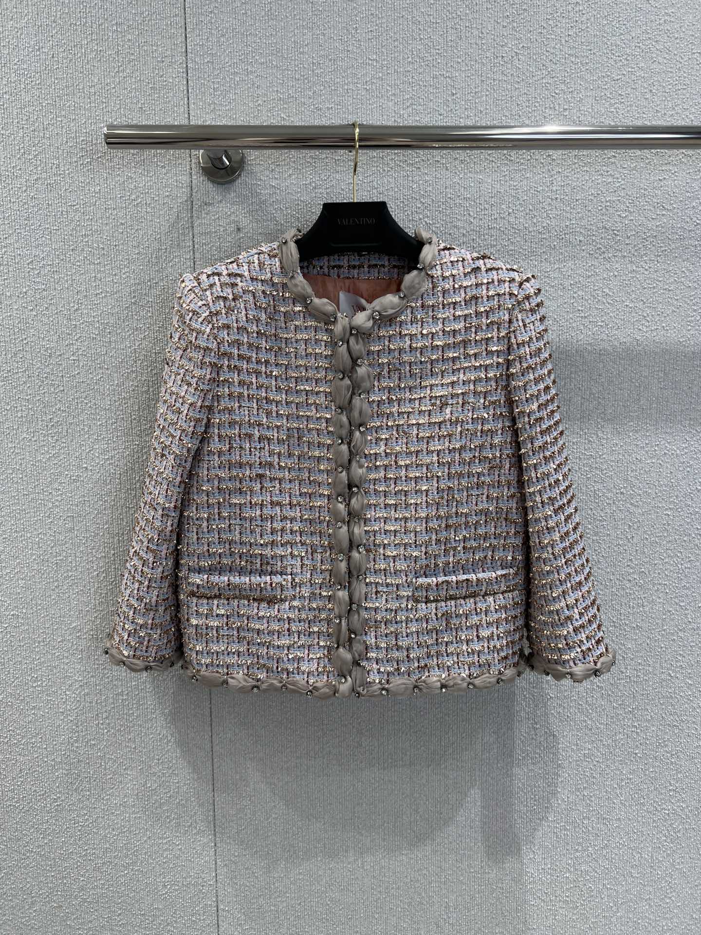 NO:451697,Jacket Skirt Supports replacement of Valenti*o 25FW early autumn new style Crystal chiffon decorative metal tweed jacket + skirt suit | Exclusive yb development!  High-end production!  The tweed fabric is exquisitely woven with soft colors and rich pink and tender tones. The girlish feel is full of lace piping rhinestones. The tassels on the skirt are lively and playful, and the details of the swaying postures are all ingenious. Whether it is attending a party or an important date, you are the most dazzling existence in the crowd when you wear this suit!  High-end and sweet feeling coexist. Colorful pink tweed suit. The rich family's daughter is full of S/M/L real-life details pictures, valentino, skirts, jackets & coats, alexander wang19860909外套 半裙 支持换款Valenti*o 25FW早秋新款 水晶雪纺饰金属花呢外套+半裙套装丨独家yb开发！高版出品！粗花呢面料 编织精致色彩柔和又丰富粉粉嫩嫩的色调少女感拉满~ 蕾丝滚边水钻点缀 裙子的流苏边灵动俏皮,走动间摇曳生姿细节之处尽显巧思.无论是参加派对,还是重要约会,穿上这套套装你就是人群中最耀眼的存在！高级感与甜美感并存 彩粉色粗花呢套装 富家千金感拉满现货发售S/M/L实拍细节图,,valentino,skirts,jackets & coats,alexander wang,Women's clothing