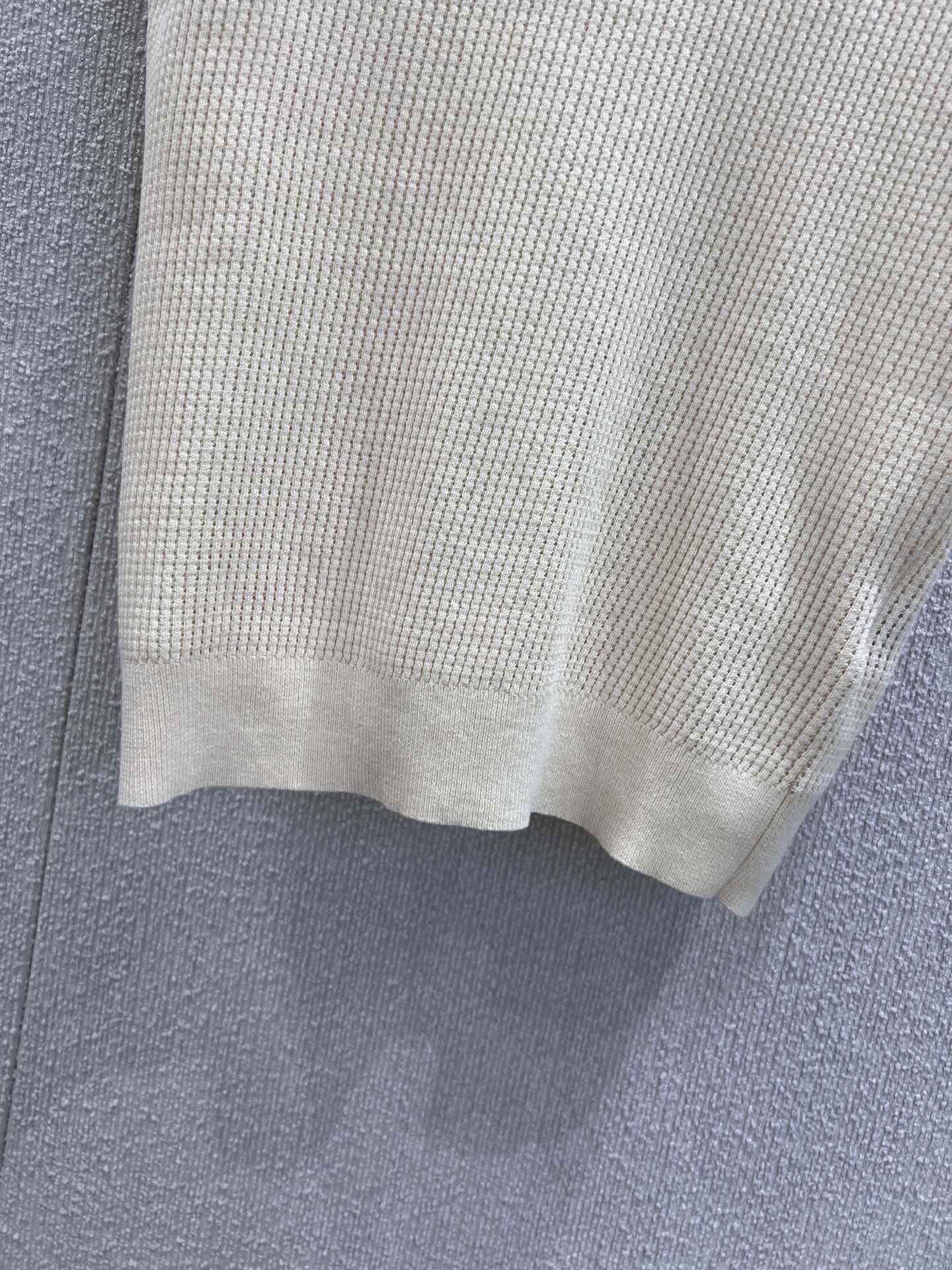 “25FW White Knitted Polo by Chez Valenti*o: High-Quality Female Packaging with Fine Bow Tie Details” - 图片 6