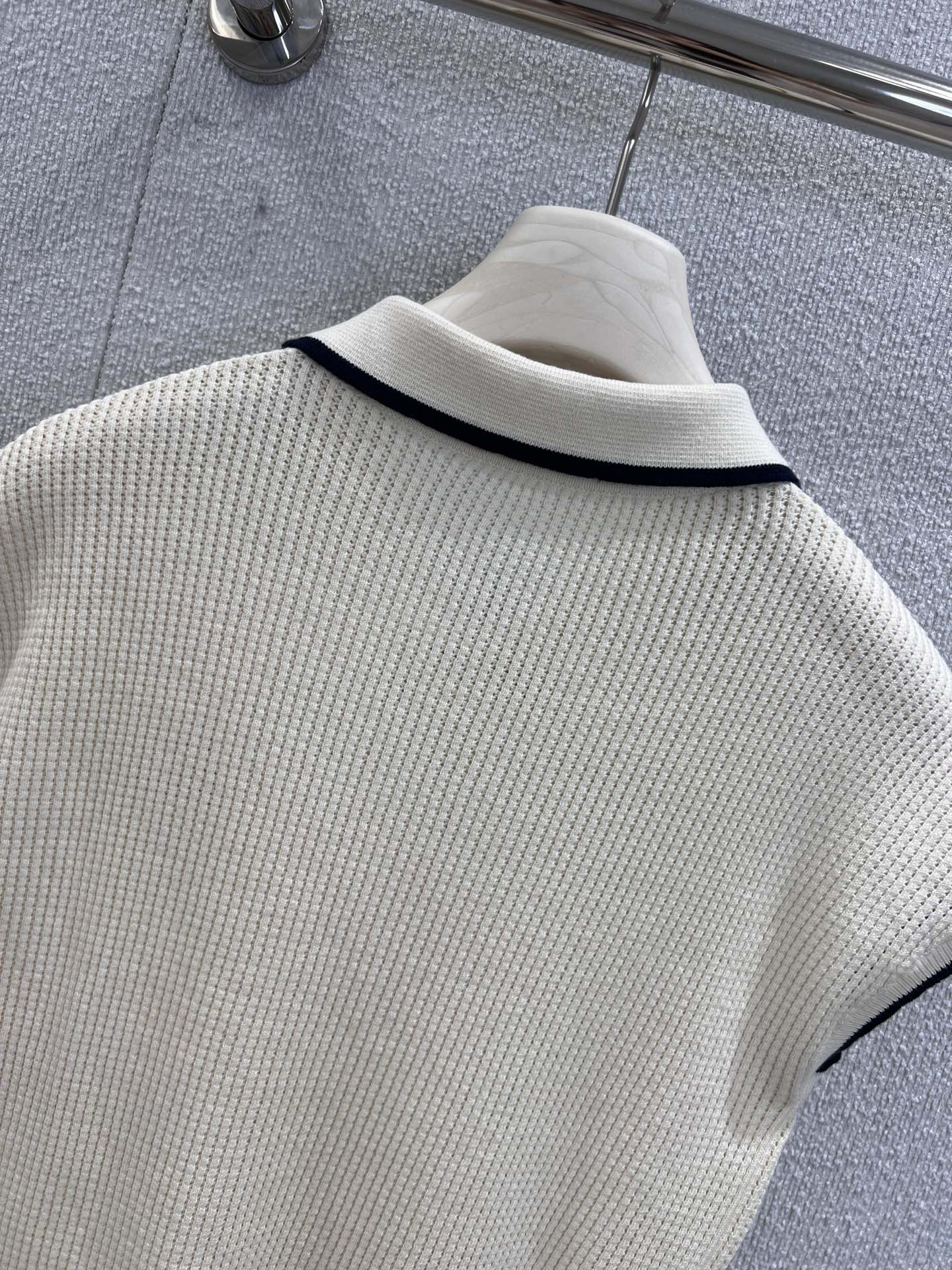 “25FW White Knitted Polo by Chez Valenti*o: High-Quality Female Packaging with Fine Bow Tie Details” - 图片 4