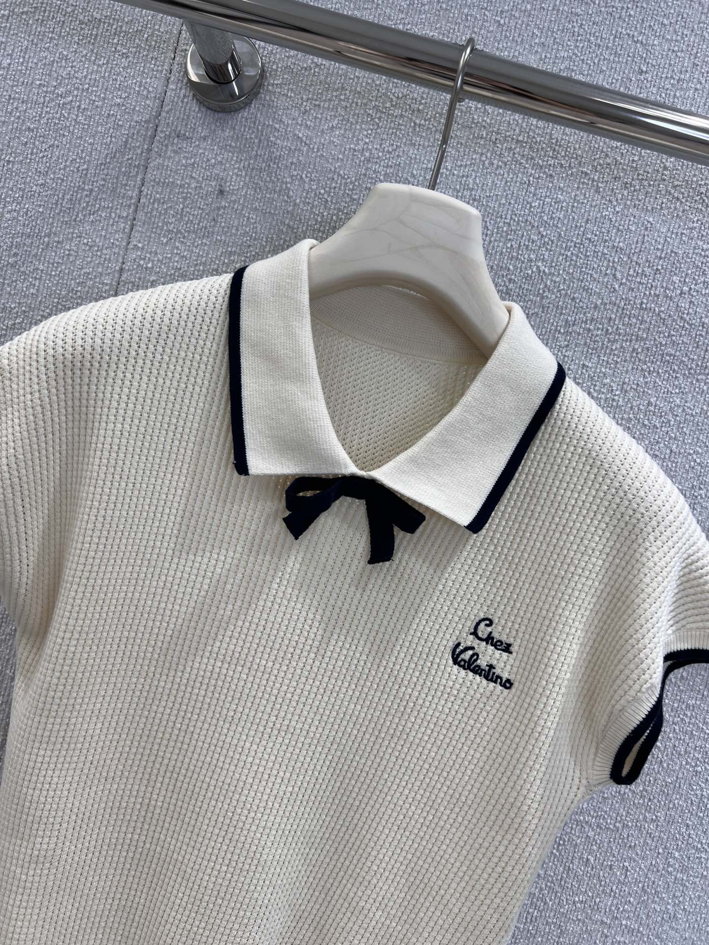 “25FW White Knitted Polo by Chez Valenti*o: High-Quality Female Packaging with Fine Bow Tie Details” - 图片 3
