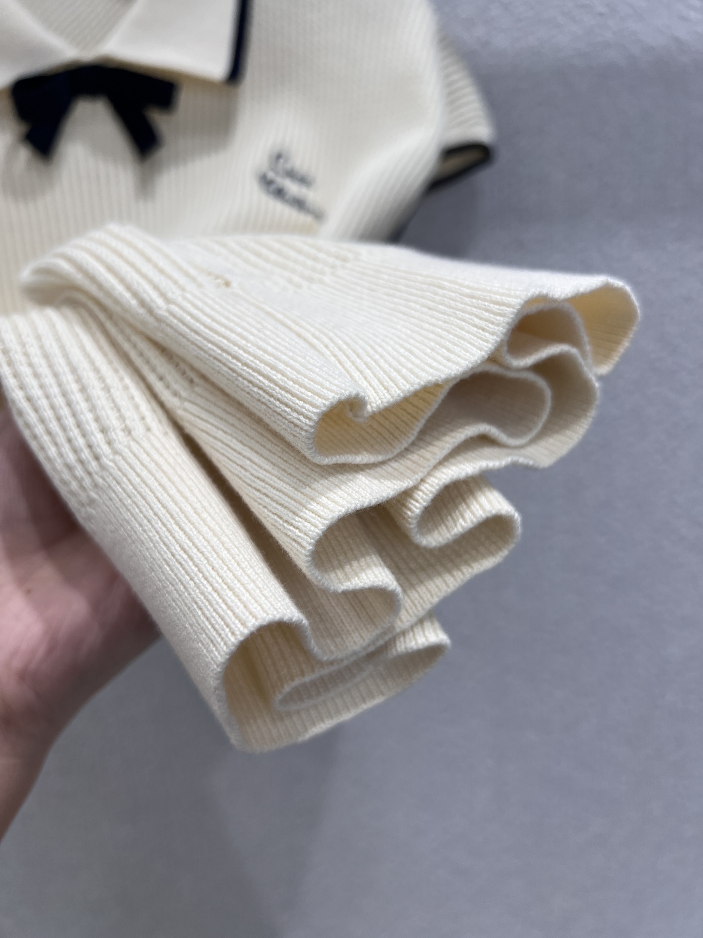 “25FW White Knitted Polo by Chez Valenti*o: High-Quality Female Packaging with Fine Bow Tie Details” - 图片 7