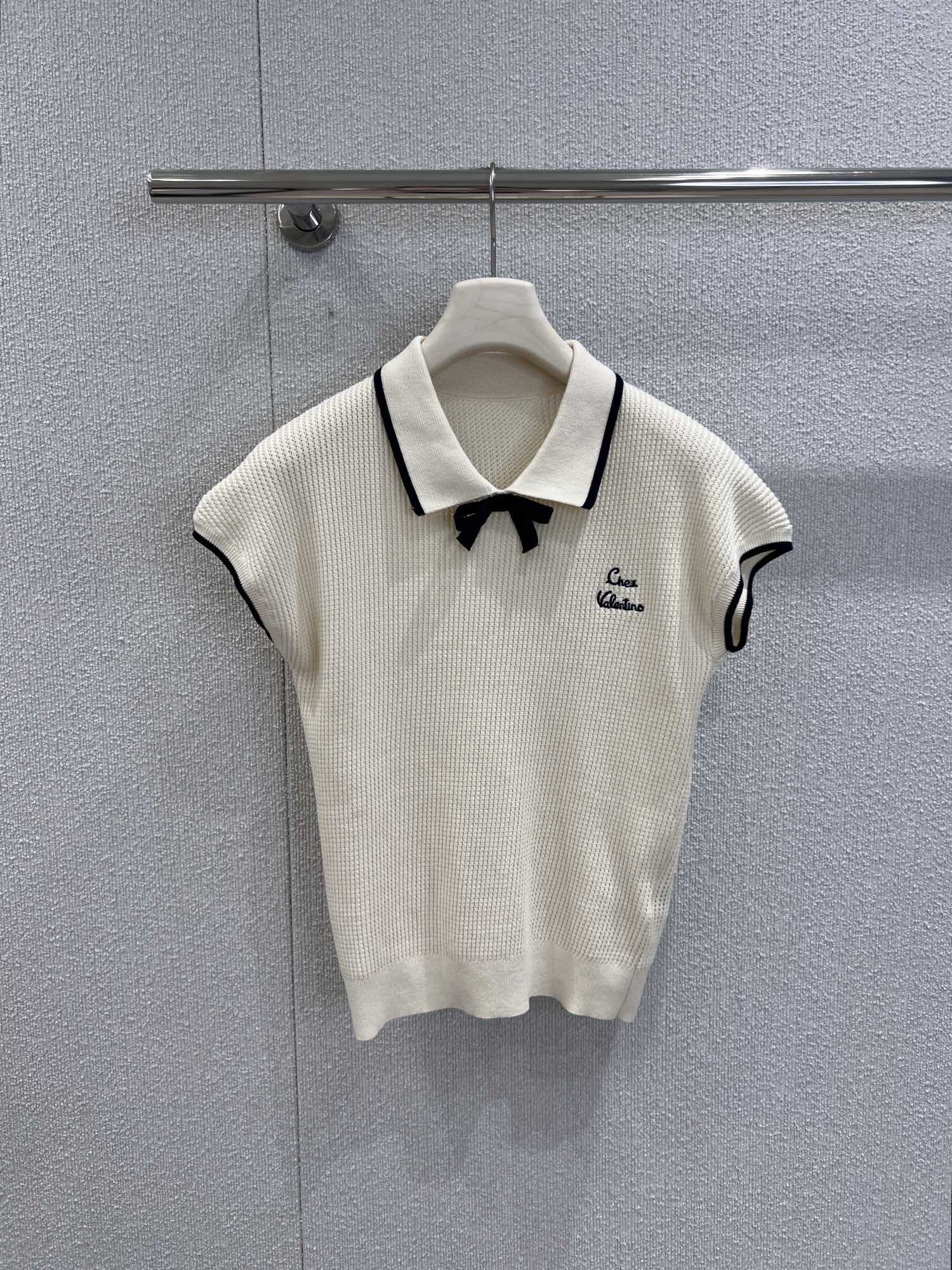 “25FW White Knitted Polo by Chez Valenti*o: High-Quality Female Packaging with Fine Bow Tie Details” - 图片 1