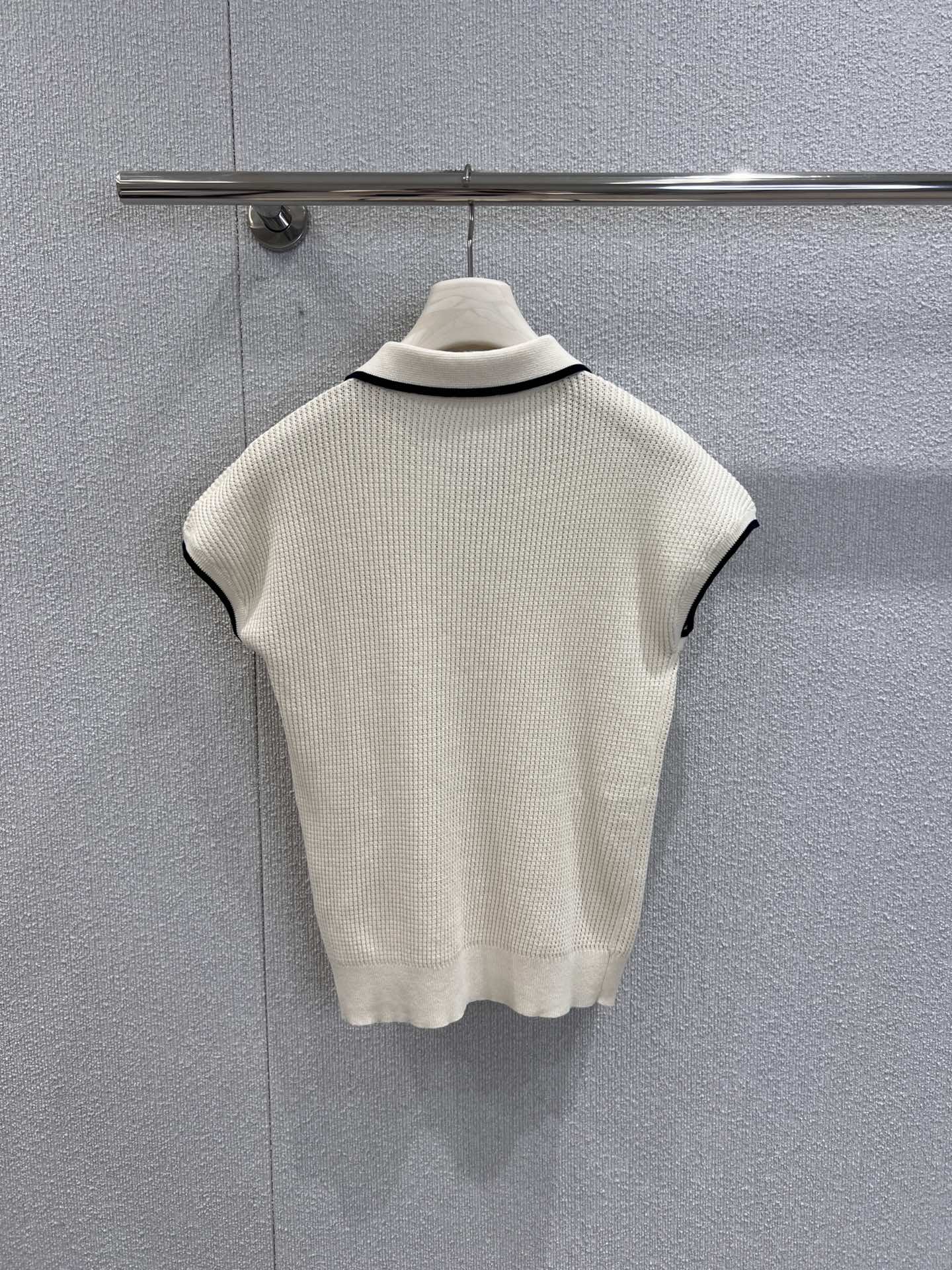 “25FW White Knitted Polo by Chez Valenti*o: High-Quality Female Packaging with Fine Bow Tie Details” - 图片 2