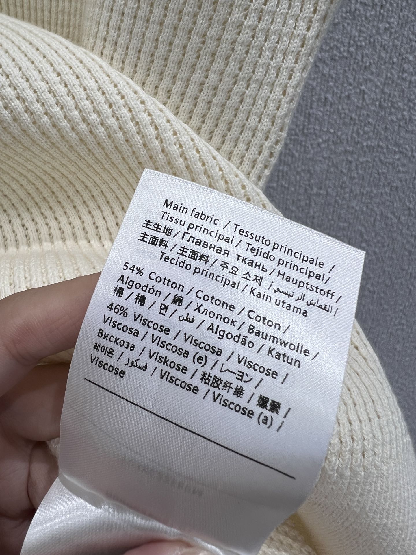 “25FW White Knitted Polo by Chez Valenti*o: High-Quality Female Packaging with Fine Bow Tie Details” - 图片 8