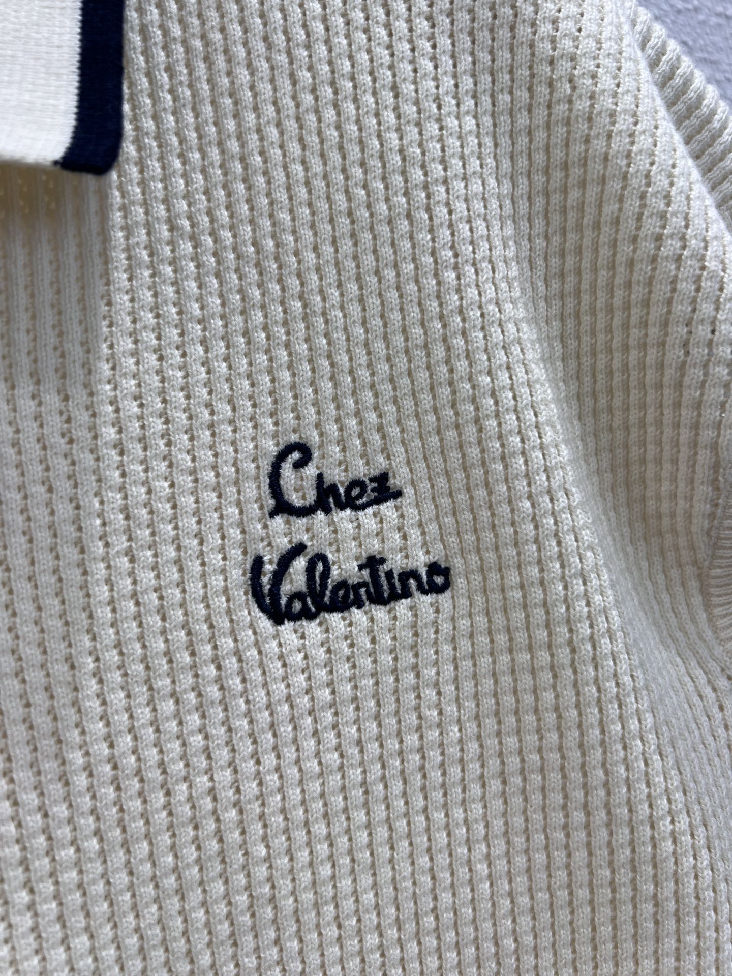 “25FW White Knitted Polo by Chez Valenti*o: High-Quality Female Packaging with Fine Bow Tie Details” - 图片 5