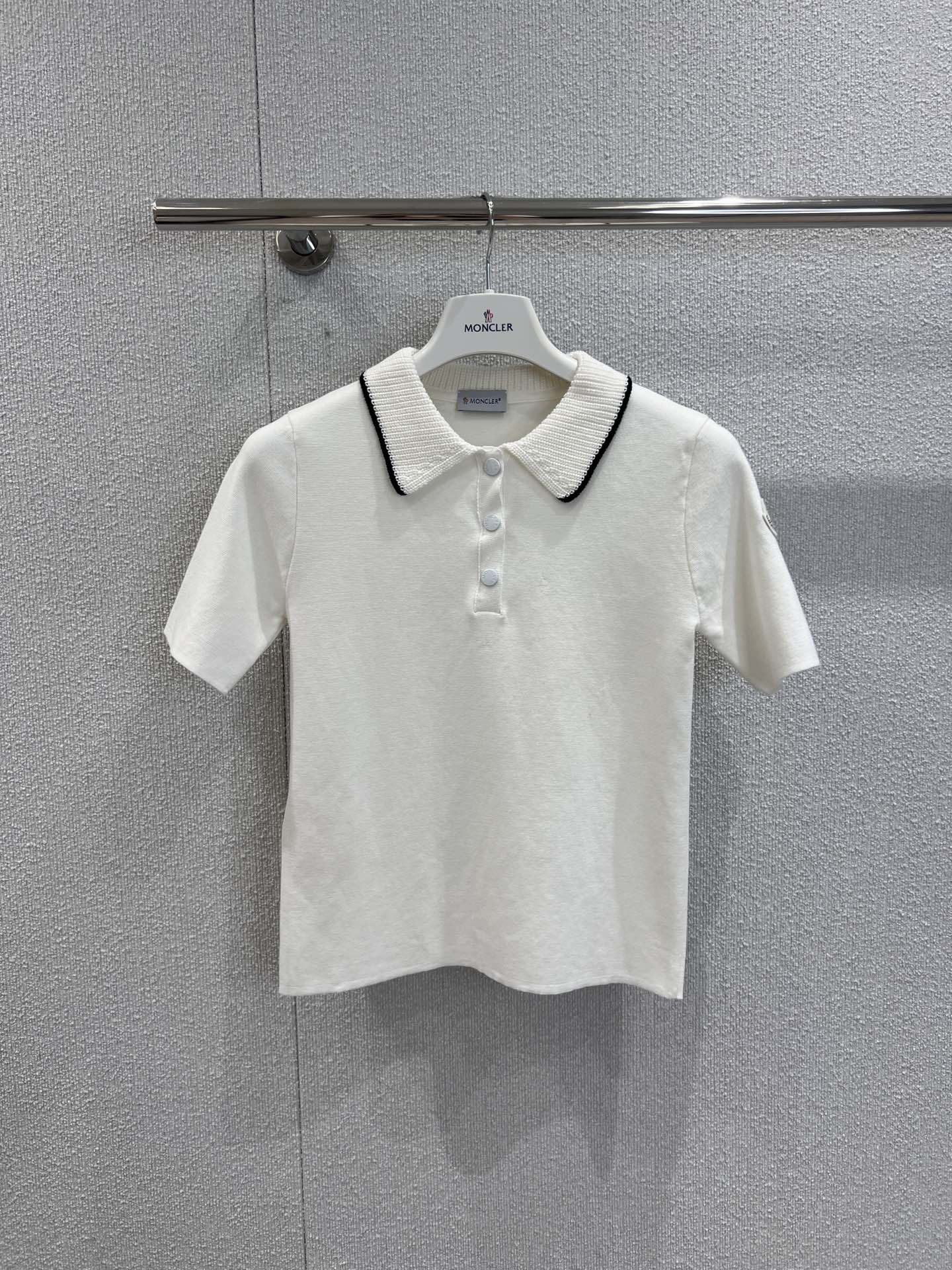 NO:446140,Support replacement Moncl* 25Fw early autumn new style lapel knitted polo short-sleeved top | Exclusive yb development!  High-end production!  Customized worsted yarn, age-reducing Polo collar and contrasting color edge design in the details, refreshing and clean, adding a touch of vitality and high-end and easy to grasp the fashionable atmosphere. It is easy to match without picking the face and makes you look slimmer!  Super comfortable texture!  S/M/L real photos, T-shirt, alexander wang19860909支持换款 Moncl* 25Fw早秋新款 翻领针织polo短袖上衣丨独家yb开发！高版出品！订制精纺纱线 减龄的Polo领以及细节处的撞色边设计 清爽干净又增加了一丝活力和高级轻松拿捏时髦氛围感 不挑脸型易搭更显瘦！质感超级舒适！现货发售S/M/L实拍细节图,,T-shirt,alexander wang,Women's clothing