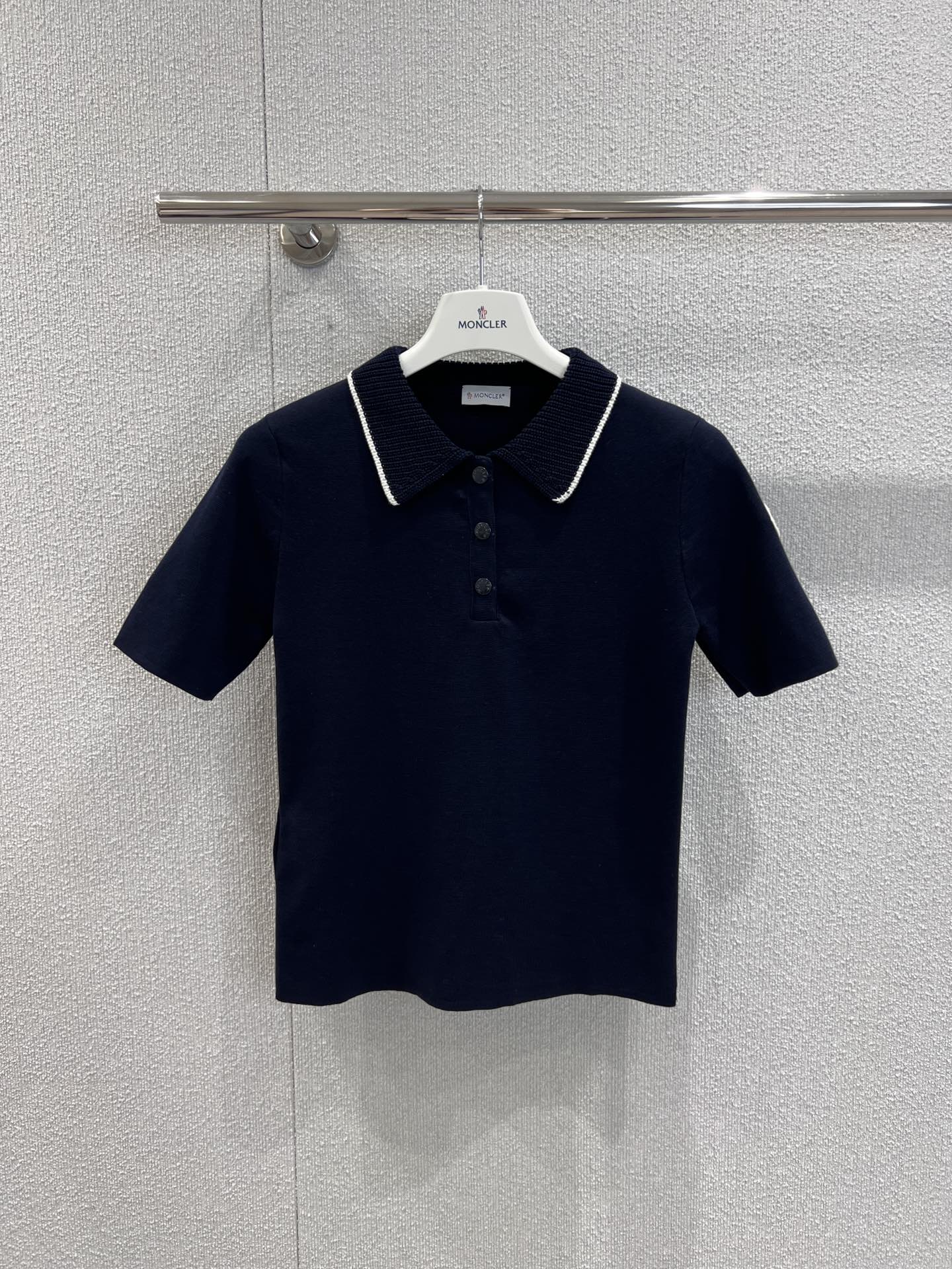 NO:446154,Support replacement Moncl* 25Fw early autumn new style lapel knitted polo short-sleeved top | Exclusive yb development!  High-end production!  Customized worsted yarn, age-reducing Polo collar and contrasting color edge design in the details, refreshing and clean, adding a touch of vitality and high-end and easy to grasp the fashionable atmosphere. It is easy to match without picking the face and makes you look slimmer!  Super comfortable texture!  S/M/L real photos, T-shirt, alexander wang19860909支持换款 Moncl* 25Fw早秋新款 翻领针织polo短袖上衣丨独家yb开发！高版出品！订制精纺纱线 减龄的Polo领以及细节处的撞色边设计 清爽干净又增加了一丝活力和高级轻松拿捏时髦氛围感 不挑脸型易搭更显瘦！质感超级舒适！现货发售S/M/L实拍细节图,,T-shirt,alexander wang,Women's clothing