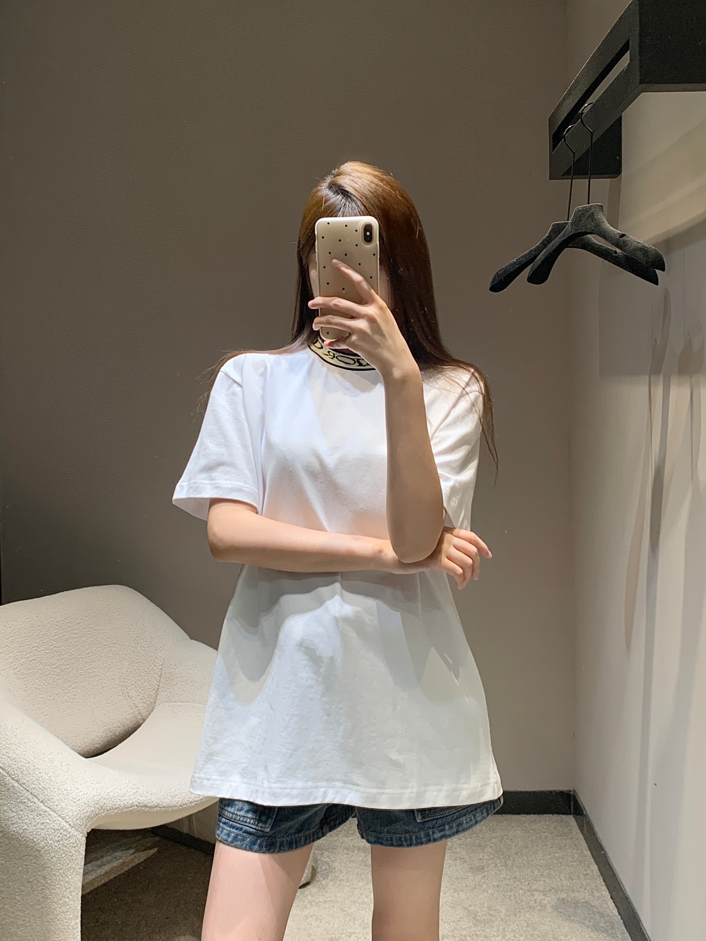 NO:446178,Dio* 25Ss spring and summer new style, ring-neck letter embroidered round neck short-sleeved T-shirt丨Exclusive yb development!  High-end production!  Oversized loose silhouette T-shirt cut to highlight the brand style. Made of gram-weight pure cotton, slightly elastic, and slim visual effect. Embroidered contrasting webbing around the neck. Interspersed letter logos echo the back neck pattern. The brand's own fashion sense is instantly created. Create a relaxed and fashionable style at will. Single-wear inner wear is brilliant and fashionable. S/M/L, dior, versace, T-shirt, tees, t-shirt, alexander wang19860909Dio* 25Ss春夏新款 环脖字母刺绣圆领短袖T恤丨独家yb开发！高版出品！Oversized廓形宽松T恤裁剪 凸显品牌格调 采用克重纯棉制成 略带有弹力 呈现显瘦视觉效果 脖颈处环绕刺绣撞色织带 穿插字母徽标 与后领口图案呼应 品牌自带的时尚感立现 随心打造松弛时髦 单穿内搭都出彩时髦 现货发售S/M/L,,dior,versace,T-shirt,tees，t-shirt,alexander wang,Women's clothing