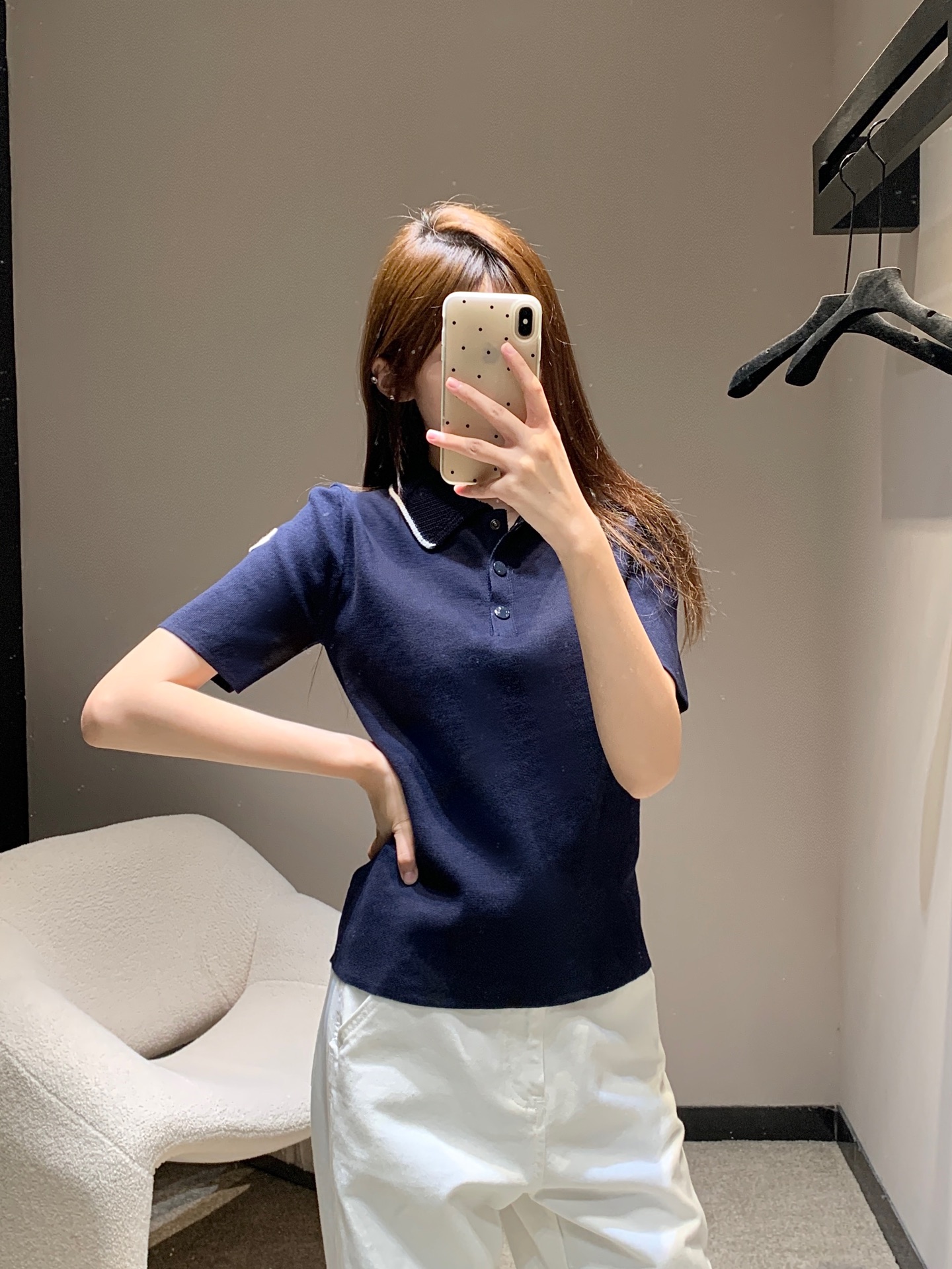 NO:446159,Moncl* 25Fw early autumn new style lapel knitted polo short-sleeved top | Exclusive yb development!  High-end production!  Customized worsted yarn, age-reducing Polo collar and contrasting color edge design in the details, refreshing and clean, adding a touch of vitality and high-end and easy to grasp the fashionable atmosphere. It is easy to match without picking the face and makes you look slimmer!  Super comfortable texture!  S/M/L, T-shirt, alexander wang19860909Moncl* 25Fw早秋新款 翻领针织polo短袖上衣丨独家yb开发！高版出品！订制精纺纱线 减龄的Polo领以及细节处的撞色边设计 清爽干净又增加了一丝活力和高级轻松拿捏时髦氛围感 不挑脸型易搭更显瘦！质感超级舒适！现货发售S/M/L,,T-shirt,alexander wang,Women's clothing