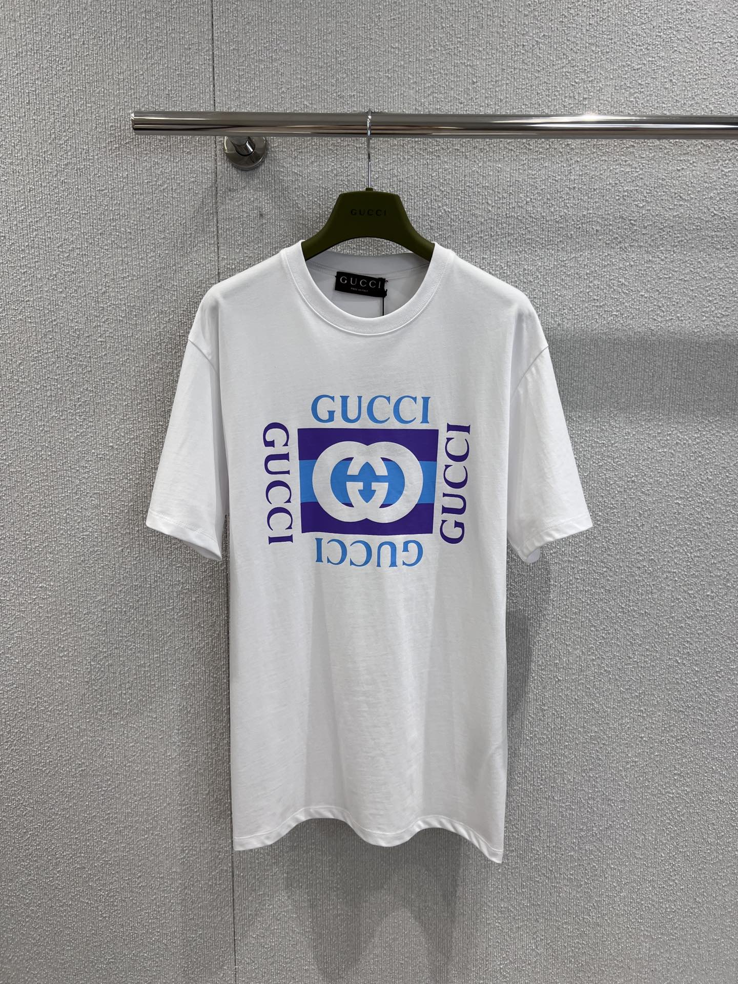 NO:451706,Support replacement Gucc* 25Ss spring and summer new style, new color square printed round neck short-sleeved T-shirt | Exclusive yb development!  High-end production!  Loose short-sleeved T-shirt cut to highlight the brand style. Made of gram-weight pure cotton, full of drape and present a slim visual effect. YB development The whole garment restores a refreshing multi-layer blue-purple color scheme. The chest uses printing technology and contrasting colors to outline the three-dimensional brand letter logo pattern. The all-round variant fonts enhance the brand identity. Fashionable and high-end feel is instantly presented. Create a personalized style. Fashionable and relaxed. The inner wear is brilliant and fashionable. S/M/L real-life details pictures are on sale in stock. Gucci, T-shirt,tees, t-shirt,alexander wang19860909支持换款 Gucc* 25Ss春夏新款 新色方块印花圆领短袖T恤丨独家yb开发！高版出品！宽松短袖T恤裁剪 凸显品牌格调 采用克重纯棉制成 垂坠感十足 呈现显瘦视觉效果 YB开发 整件成衣还原出清爽多层次蓝紫色配色 胸前利用印花工艺和撞色勾勒出立体风格的品牌字母徽标图案 全方位围绕的变体字型加强品牌标识度 时尚高级感立现 打造个性风格 时髦松弛 单穿内搭都出彩时髦 现货发售S/M/L实拍细节图,,gucci,T-shirt,tees，t-shirt,alexander wang,Women's clothing