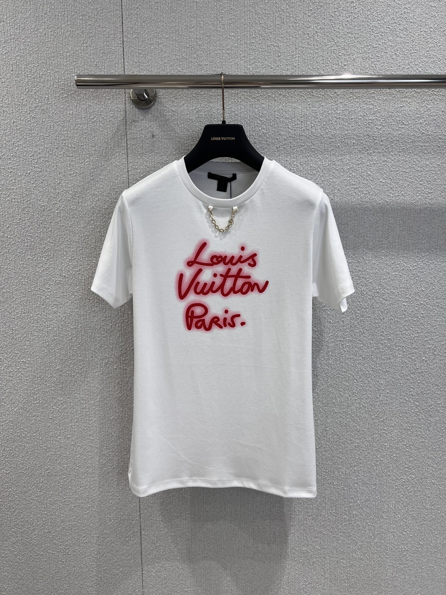 NO:439431,Support replacement Louis Vuitto* 25Ss spring and summer new style chain round neck printed short-sleeved T-shirt | Exclusive yb development!  High-end production!  Regular short-sleeved T-shirt cuts highlight the brand style. Made of gram-weight pure cotton, full of drape and slimming, presenting a visual effect of slimming. The chest is restored by printing technology. The key colors depict the letters brighten the colors to create a three-dimensional luminous feeling. The floral brand logo pattern echoes the neckline engraved letter chain to make the fashion and high-end feel immediately. Create a personal style. Fashionable and relaxed. The inner wear is brilliant and fashionable. S/M/L real-life details pictures are available in stock. Louis vuitton, T-shirt,tees, t-shirt,alexander wang19860909支持换款 Louis Vuitto* 25Ss春夏新款 链条圆领印花短袖T恤丨独家yb开发！高版出品！常规短袖T恤裁剪 凸显品牌格调 采用克重纯棉制成 垂坠感十足 呈现显瘦视觉效果 胸前利用印花工艺还原色彩 重点色描绘字母提亮色打造立体发光感 花体品牌徽标图案 与领口印刻字母链条呼应 让时尚高级感立刻显现 打造个性风格 时髦松弛 单穿内搭都出彩时髦 现货发售S/M/L实拍细节图,,louis vuitton,T-shirt,tees，t-shirt,alexander wang,Women's clothing