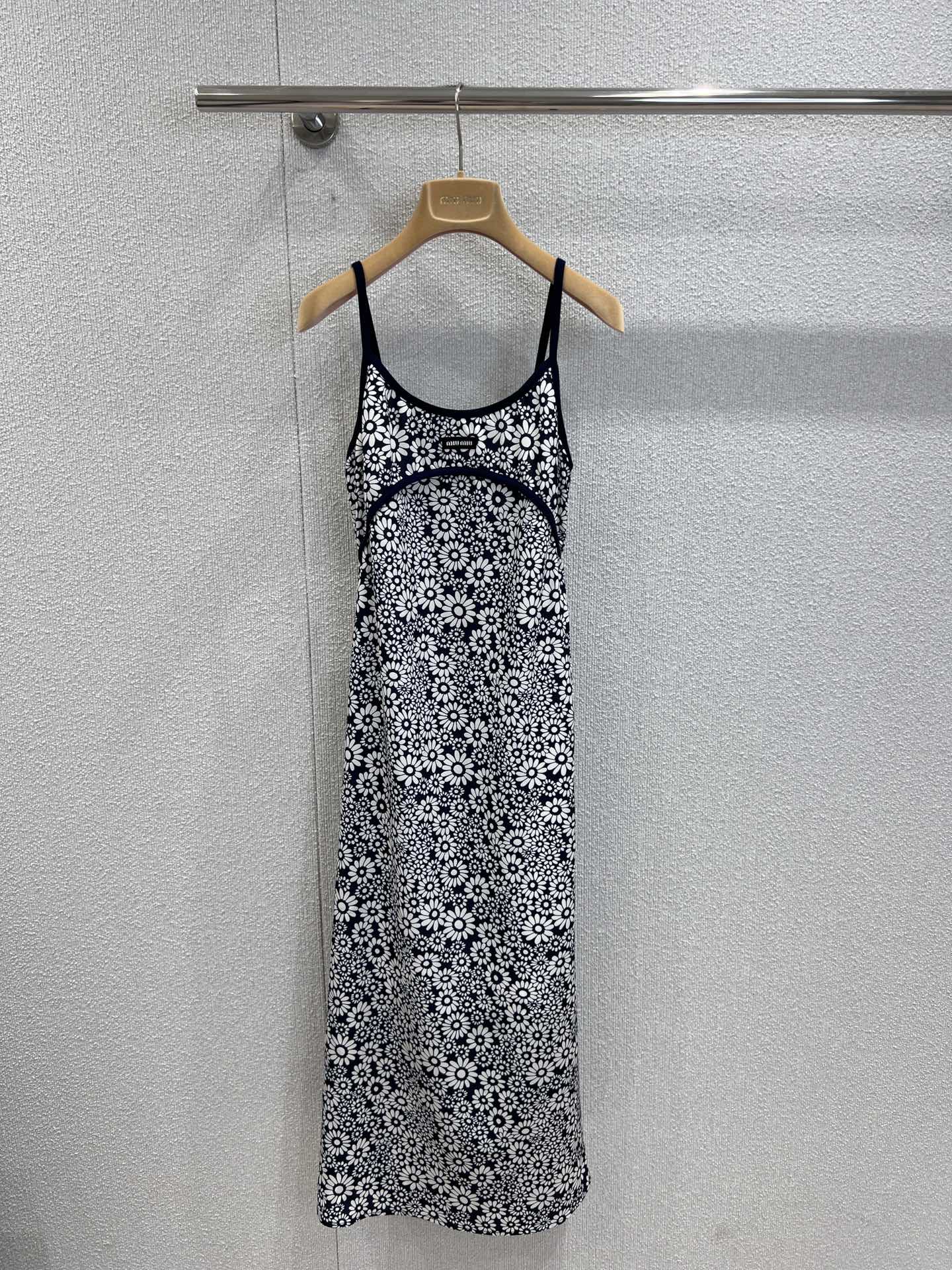 NO:446184,Support replacement Miumi* 25Ss spring and summer new style floral suspender dress | Exclusive yb development!  High-end production!  Heavy silk texture is elegant and light, straight skirt is elegant and high-end and fashionable, and a pure temperament and age-reducing item. The style is not picky and the upper body is super slim. The perfect workmanship quality depends on the details. S/M/L real-life details pictures are available in stock, miumiu, skirts, alexander wang19860909支持换款 Miumi* 25Ss春夏新款 碎花吊带连衣裙丨独家yb开发！高版出品！重磅丝质感飘逸轻盈 直筒裙摆优雅高级又时髦 又欲又纯的气质减龄单品 版型不挑人上身超显瘦 完美做工品质看细节 现货发售S/M/L实拍细节图,,miumiu,skirts,alexander wang,Women's clothing