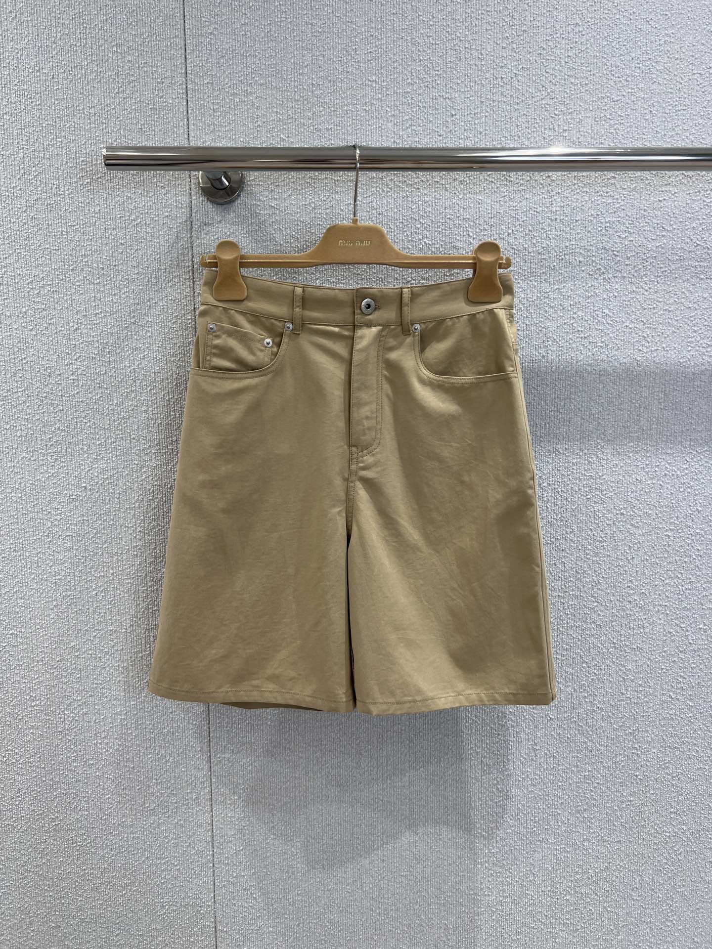 NO:446126,Support replacement Miumi* 25Fw early autumn new style logo denim denim medium shorts丨Exclusive yb development!  High-end production!  The three-dimensional logo letter design in the back pocket is simple and eye-catching!  Any outfit can easily show the brand's personality charm. The super slim pants are super friendly to the body. S/M/L real-life details pictures are available in stock, miumiu, shorts, alexander wang19860909支持换款 Miumi* 25Fw早秋新款 徽标丹宁牛仔中短裤丨独家yb开发！高版出品！后袋立体徽标字母设计,简单又不失吸睛效果！随便穿搭都能轻松彰显品牌个性魅力,超级显瘦的裤型对身材包容度超级友好 现货发售S/M/L实拍细节图,,miumiu,shorts,alexander wang,Women's clothing