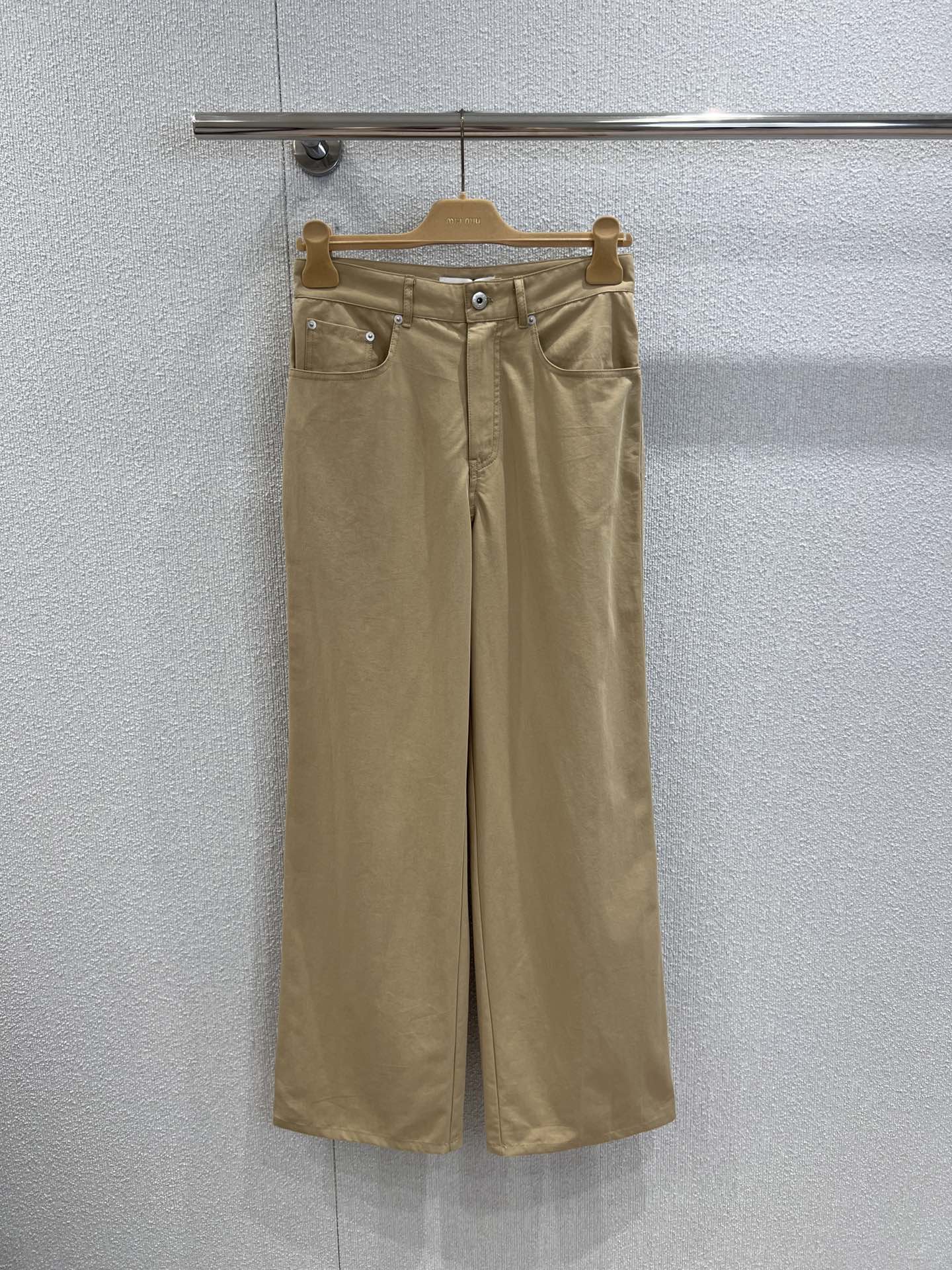 NO:446112,Support replacement Miumi* 25Fw early autumn new style logo letter denim jean trousers | Exclusive yb development!  High-end production!  The three-dimensional logo letter design in the back pocket is simple and eye-catching!  Any outfit can easily show the brand's personality charm. The super slim pants are super friendly to the body. S/M/L real-life details pictures are available in stock, miumiu, alexander wang19860909支持换款 Miumi* 25Fw早秋新款 徽标字母丹宁牛仔长裤丨独家yb开发！高版出品！后袋立体徽标字母设计,简单又不失吸睛效果！随便穿搭都能轻松彰显品牌个性魅力,超级显瘦的裤型对身材包容度超级友好 现货发售S/M/L实拍细节图,,miumiu,alexander wang,Women's clothing