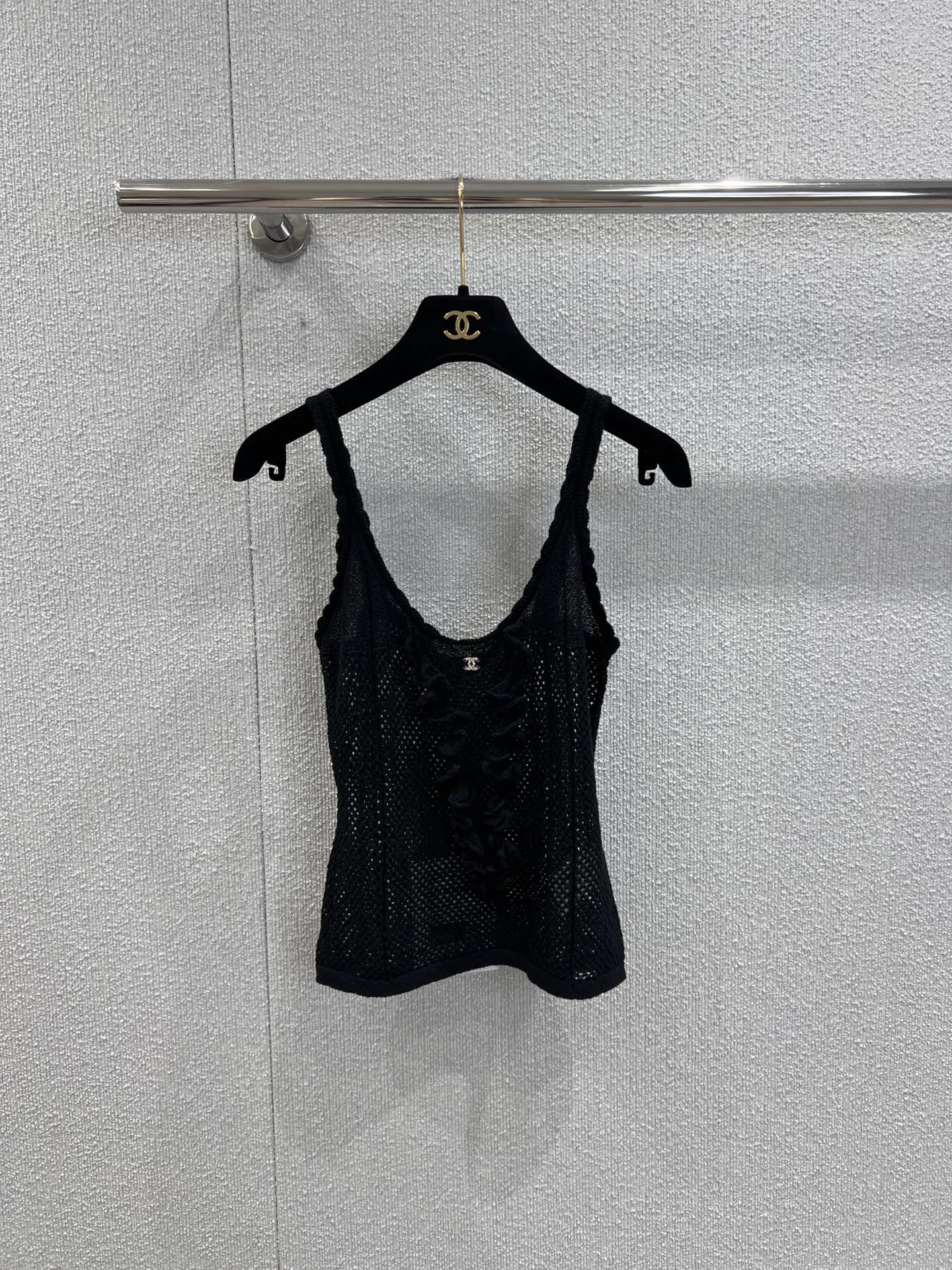 NO:446155,Support replacement Chane* 25A high-end handicraft new style, lace design, empty hook knitted suspenders丨Exclusive yb development!  High-end production!  Heavy craftsmanship hollow customization!  White, rich and beautiful must be used as a magical tool!  The universal and versatile version is super slim!  Positioning dual C logos are fashionable and high-end for young girls. The imported yarn texture is super comfortable!  Retro girlish temperament!  Perfect workmanship quality depends on the details. S/M/L real photos of S/M/L are sold in stock, chanel, alexander wang19860909支持换款 Chane* 25A高级手工坊新款 花边设计缕空钩花针织小吊带丨独家yb开发！高版出品！重工艺镂空定制！白富美必入神器！万能百搭版型超显瘦！定位双C logo减龄少女时髦又高级.进口纱线质感超舒适！复古少女气质！完美做工品质看细节.现货发售S/M/L实拍细节图,,chanel,alexander wang,Women's clothing