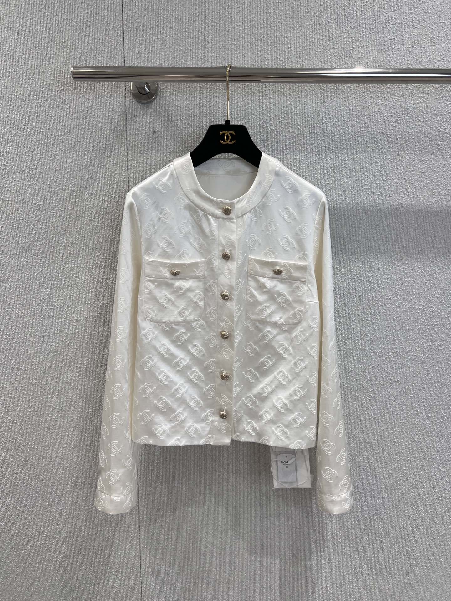 NO:446160,Support for replacement Chane* 25A high-end handicraft workshop new coco girls white moonlight round-collar jacket | Exclusive yb development!  High-end production!  Heavy silk is the best must-have for this season!  3D three-dimensional tailoring style, huge slim upper body, temperament, a celebrity girlish style, a must-have high-end item for white, rich and beautiful things!  Original custom quilted double c jacquard silk satin fabric. Open mold hardware buckle, perfect workmanship quality depends on details. Highly recommended, S/M/L real shot details pictures on sale in stock, chanel, jackets & coats, jackets & coats, real silk, alexander wang19860909支持换款 Chane* 25A高级手工坊新款 coco女孩白月光圆领夹克外套丨独家yb开发！高版出品！重磅真丝 本季最佳必入绝绝子！3D立体剪裁版型上身巨显瘦.气质名媛少女风.白富美必备高级单品！原版定制绗缝双c提花真丝缎面料.开模五金扣,完美做工品质看细节.强烈推荐,现货发售S/M/L实拍细节图,,chanel,jackets & coats,jackets & coats,real silk,alexander wang,Women's clothing