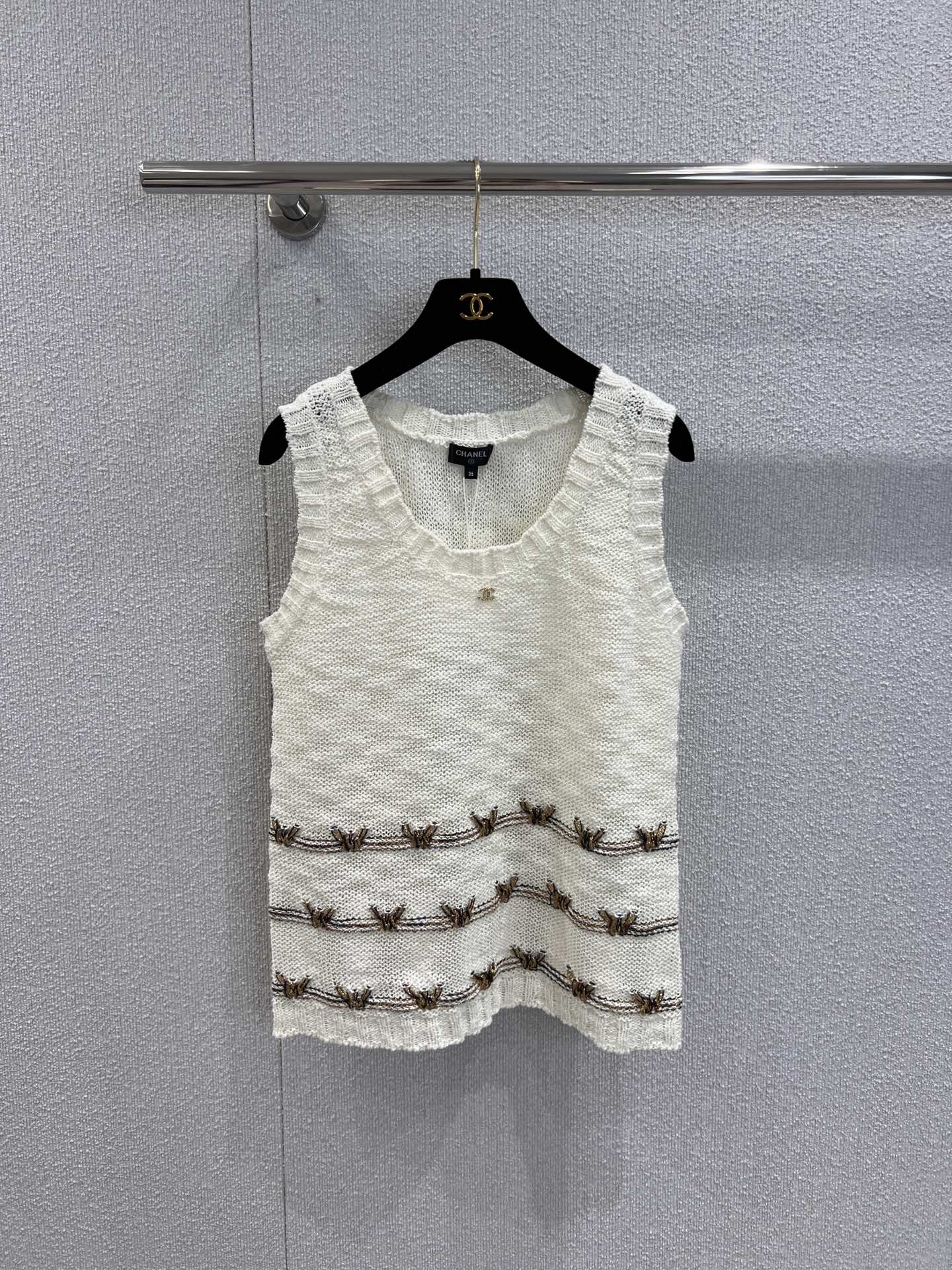 NO:451730,Support replacement Chane* 25A high-end handicraft new style White Moonlight Snowflake Cotton Linen Knitted U-neck Vest | Exclusive yb development!  High-end production!  A versatile artifact!  Temperament is age-reducing and fashionable!  Gold thread outline design Swiss woven craft imported pure cotton yarn has a delicate texture and comfortable texture, slightly transparent and sexy texture, and the cool style is not picky about people's upper body and makes you look slim!  S/M/L real photos, chanel, alexander wang19860909支持换款 Chane* 25A高级手工坊新款 白月光雪花棉亚麻针织U领背心丨独家yb开发！高版出品！百搭神器！气质减龄又时髦！金线勾勒设计瑞士机织工艺进口纯棉纱线质感细腻舒适,缕空微透小性感,清凉版型不挑人上身巨显瘦！现货发售S/M/L实拍细节图,,chanel,alexander wang,Women's clothing