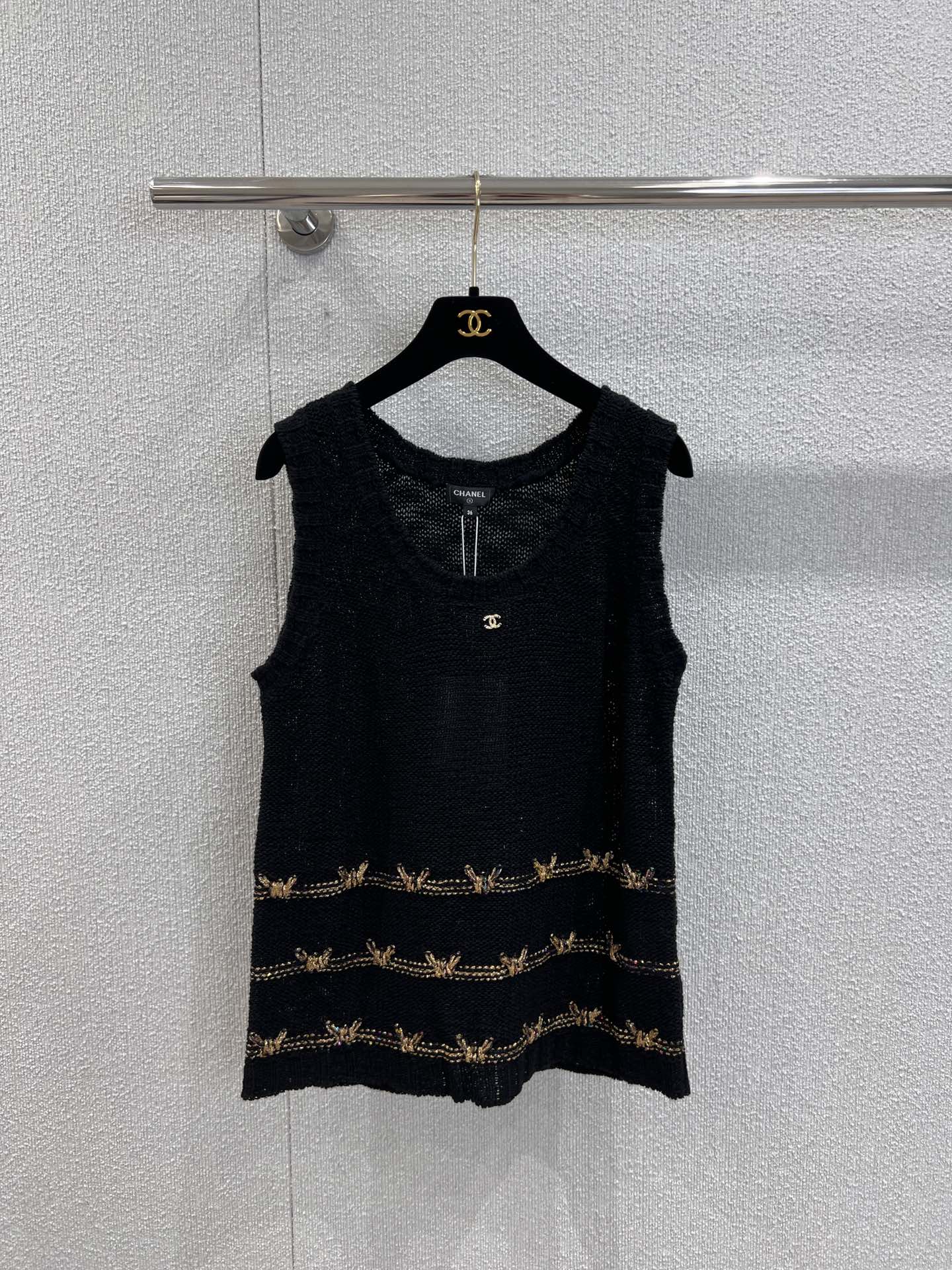 NO:451724,Support replacement Chane* 25A high-end handicraft new style White Moonlight Snowflake Cotton Linen Knitted U-neck Vest | Exclusive yb development!  High-end production!  A versatile artifact!  Temperament is age-reducing and fashionable!  Gold thread outline design Swiss woven craft imported pure cotton yarn has a delicate texture and comfortable texture, slightly transparent and sexy texture, and the cool style is not picky about people's upper body and makes you look slim!  S/M/L real photos, chanel, alexander wang19860909支持换款 Chane* 25A高级手工坊新款 白月光雪花棉亚麻针织U领背心丨独家yb开发！高版出品！百搭神器！气质减龄又时髦！金线勾勒设计瑞士机织工艺进口纯棉纱线质感细腻舒适,缕空微透小性感,清凉版型不挑人上身巨显瘦！现货发售S/M/L实拍细节图,,chanel,alexander wang,Women's clothing