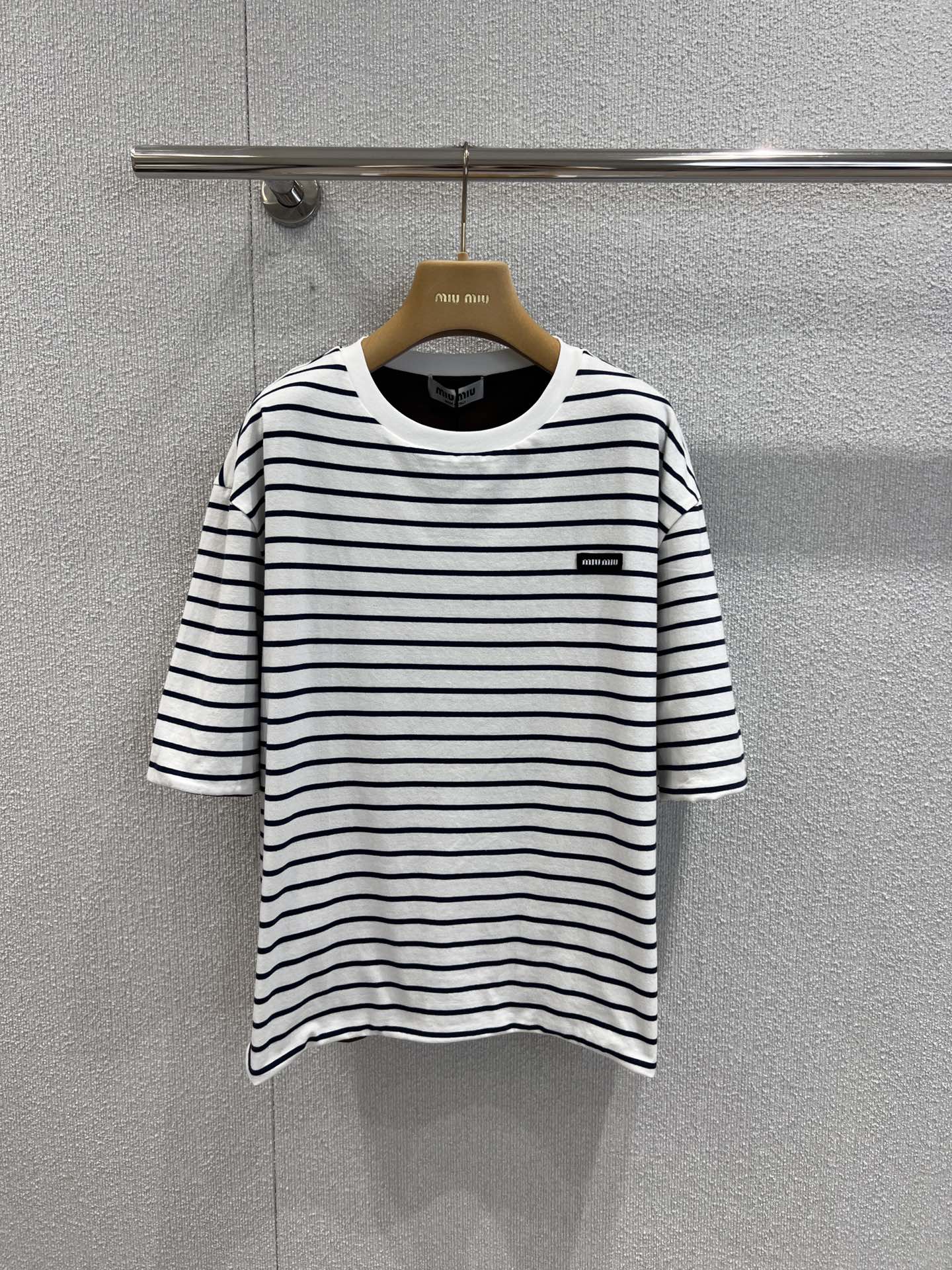 NO:450415,Support replacement Miumi* 25Ss spring and summer new style, striped round neck short-sleeved T-shirt on both sides | Exclusive yb development!  High-end production!  Black and white stripes and brown design, the same style of men and women are stress-free!  Both sides are embellished with logo letters to highlight the brand’s classic charm value!  A must-have item for a practical and beautiful series!  The inner wear is stylish and stylish!  S/M/L real photos, detailed pictures, miumiu, T-shirt,tees, t-shirt,alexander wang19860909支持换款 Miumi* 25Ss春夏新款 两面穿条纹圆领短袖T恤丨独家yb开发！高版出品！黑白条纹搭配咖色设计,男女同款版型穿搭无压力！双面都做徽标字母图案点缀,突显品牌经典魅力价值！实穿又好看系列必入单品！单穿内搭都出彩时髦！现货发售S/M/L实拍细节图,,miumiu,T-shirt,tees，t-shirt,alexander wang,Women's clothing